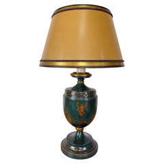 Lámpara de mesa italiana neoclásica con base de tole y pantalla de pergamino original pintada a mano