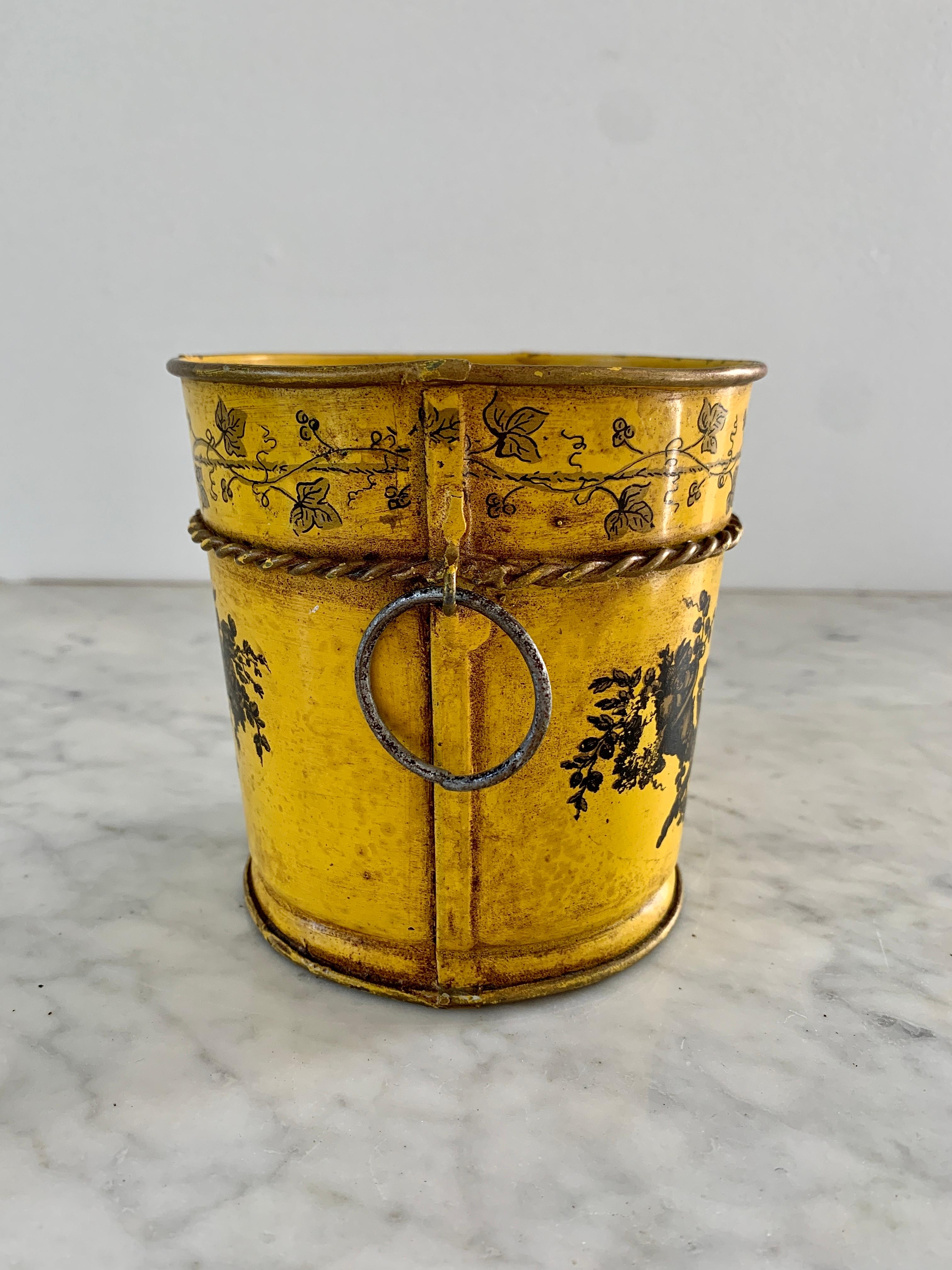 Italian Neoclassical Tole Yellow Cachepot Planter Vase In Good Condition In Elkhart, IN