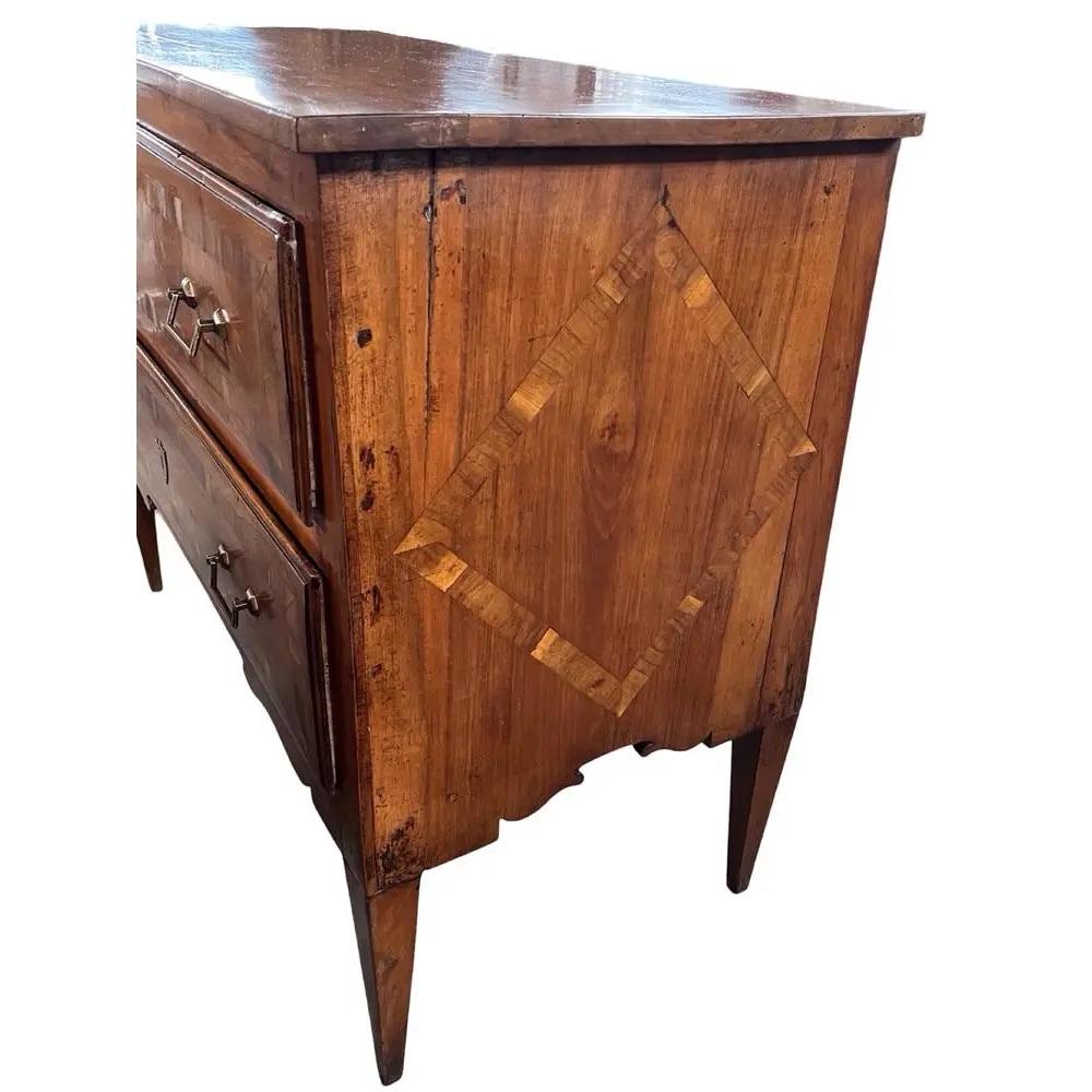 Italienische neoklassizistische Kommode aus Nussbaum mit Intarsien, 1800 im Zustand „Gut“ im Angebot in Viterbo, VT