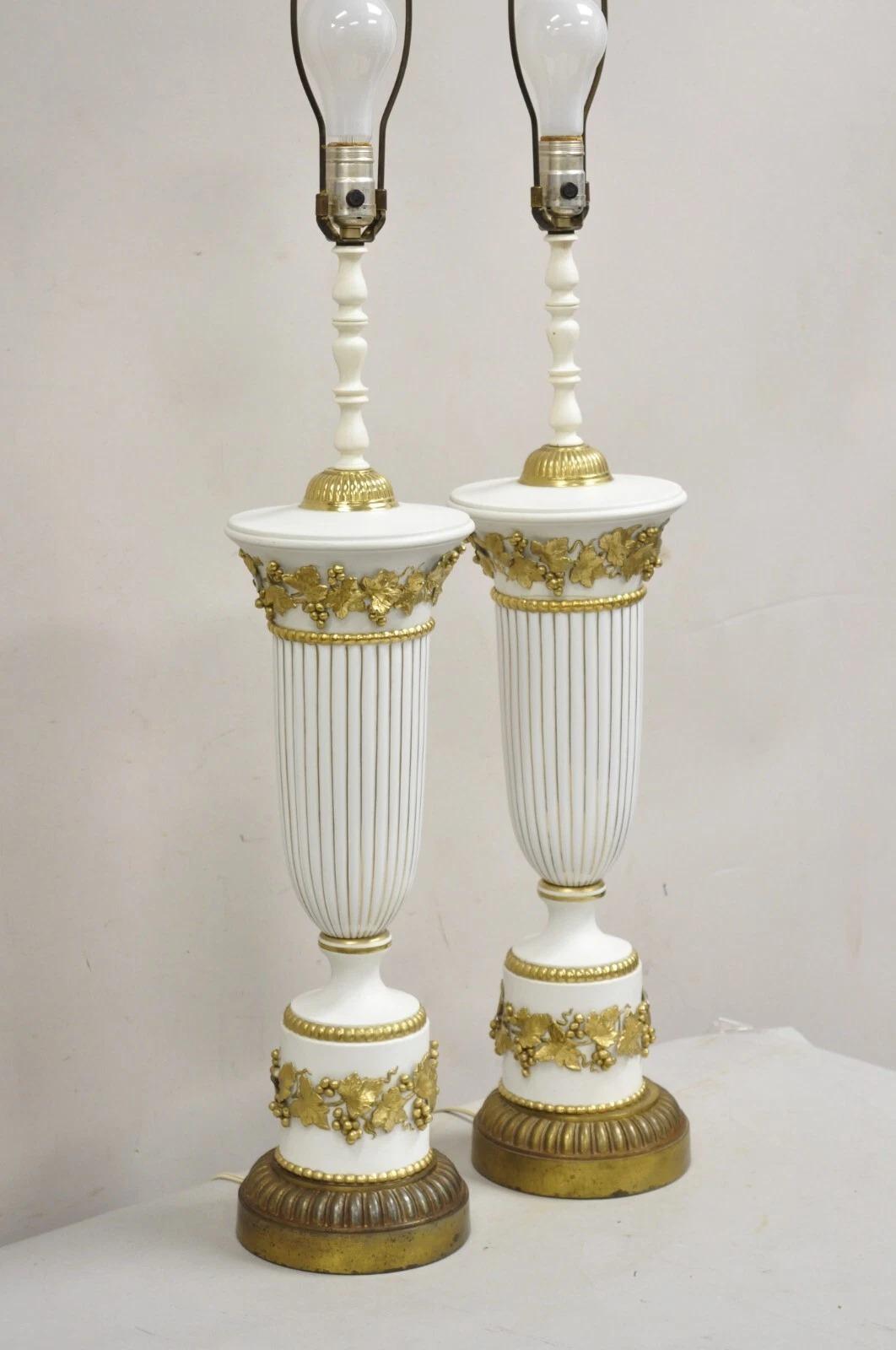 Italienische neoklassische Wedgwood Weißgold-Porzellan-Urne Große Tischlampe - ein Paar im Angebot 4