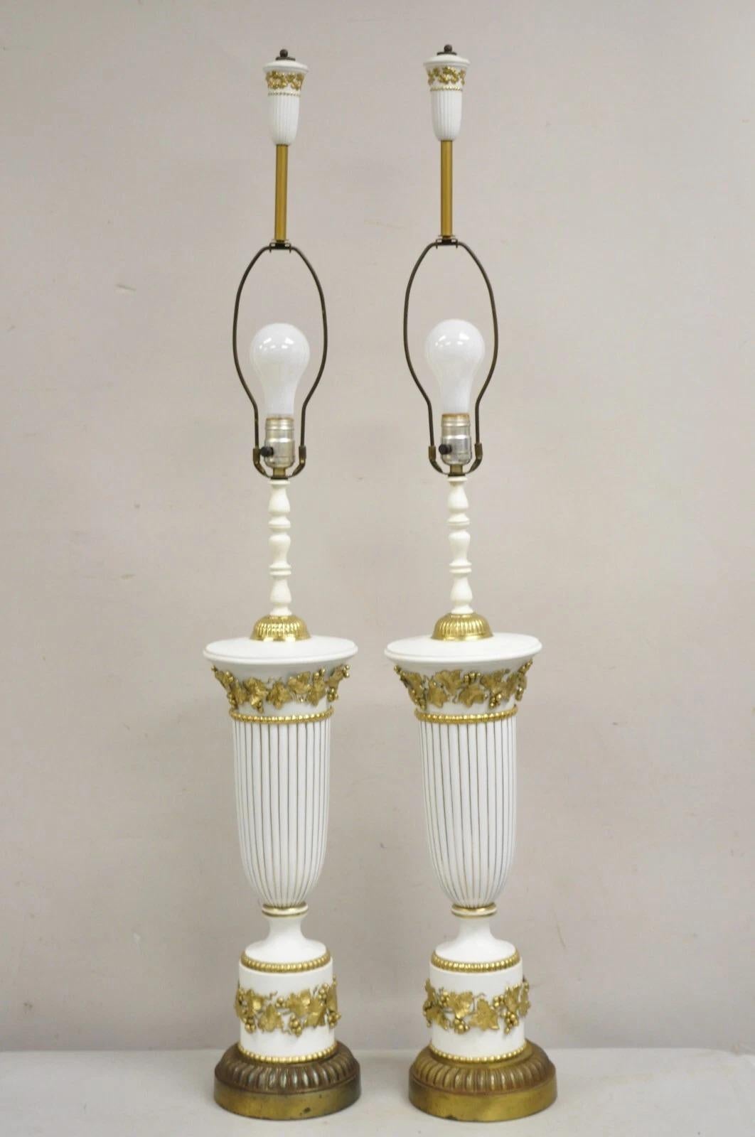Italienische neoklassische Wedgwood Weißgold-Porzellan-Urne Große Tischlampe - ein Paar im Angebot 5