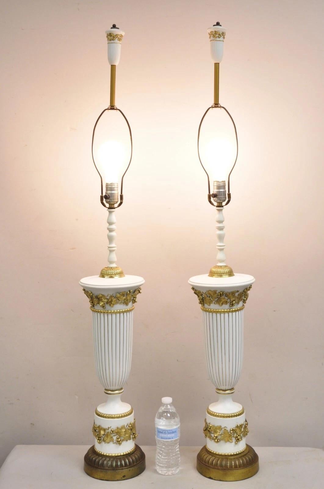 Vintage Italian Neoclassical Wedgwood Style White & Gold Porcelain Urn Form Tall Table Lamps - Pair. Circa Mitte des 20. Jahrhunderts. Abmessungen: 46