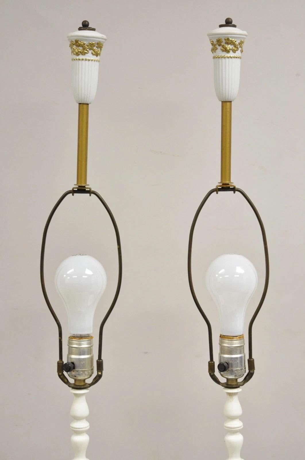 Italienische neoklassische Wedgwood Weißgold-Porzellan-Urne Große Tischlampe - ein Paar (Neoklassisch) im Angebot