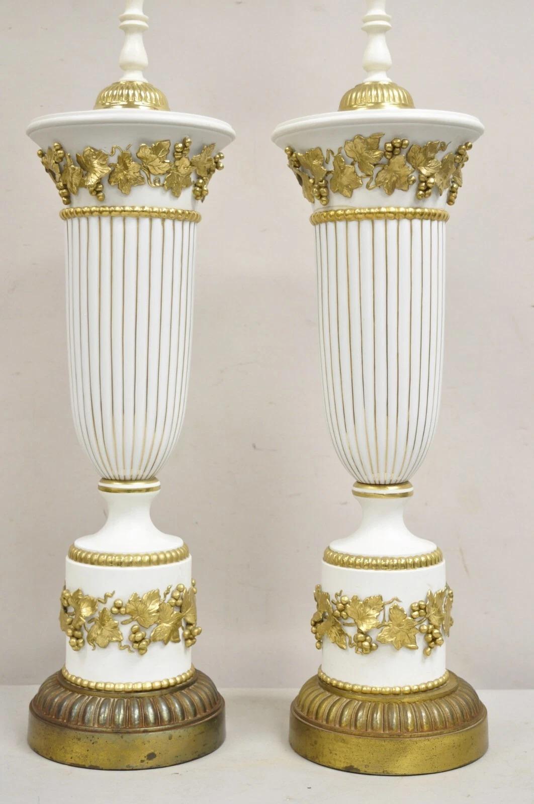 Italienische neoklassische Wedgwood Weißgold-Porzellan-Urne Große Tischlampe - ein Paar (Unbekannt) im Angebot
