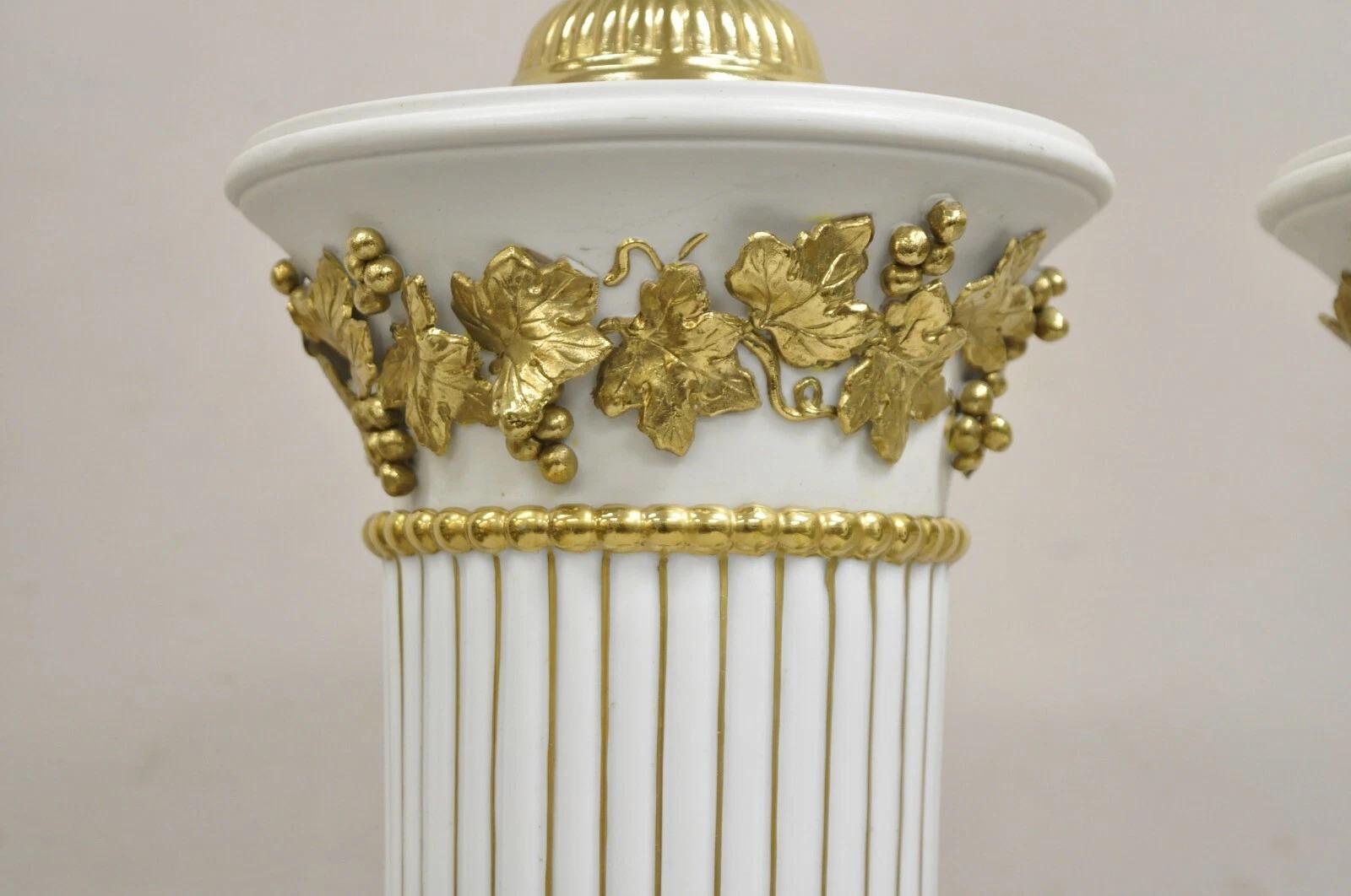 Italienische neoklassische Wedgwood Weißgold-Porzellan-Urne Große Tischlampe - ein Paar im Zustand „Gut“ im Angebot in Philadelphia, PA