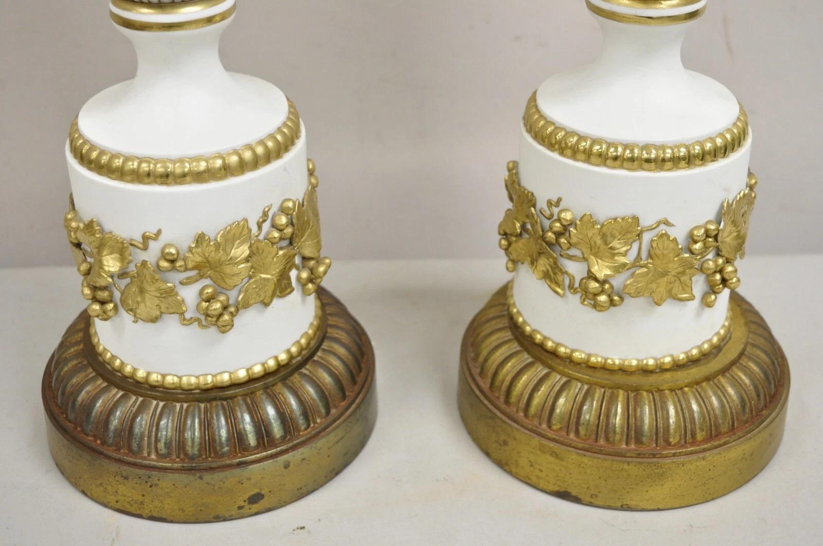Italienische neoklassische Wedgwood Weißgold-Porzellan-Urne Große Tischlampe - ein Paar (20. Jahrhundert) im Angebot