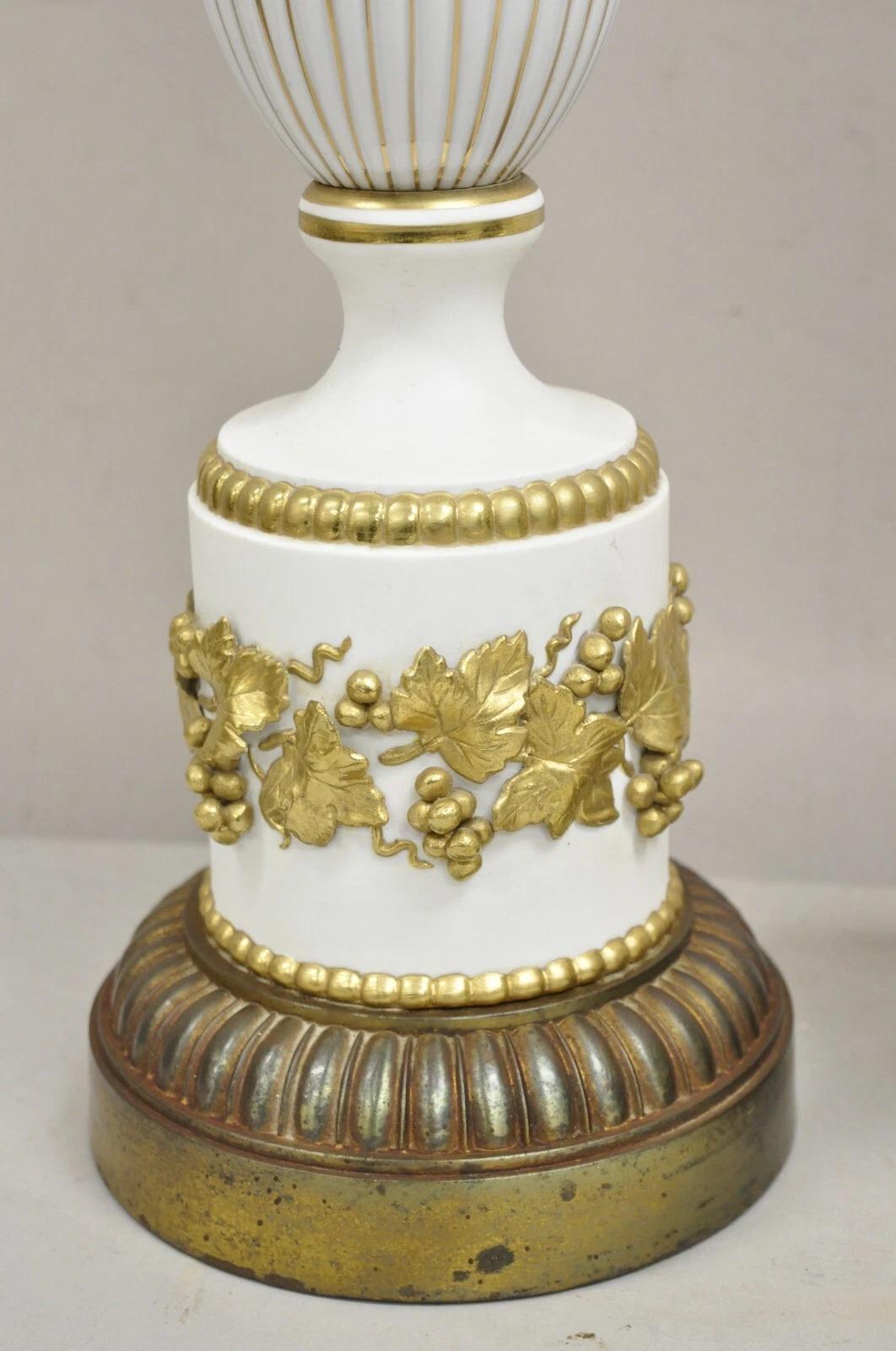 Italienische neoklassische Wedgwood Weißgold-Porzellan-Urne Große Tischlampe - ein Paar im Angebot 1