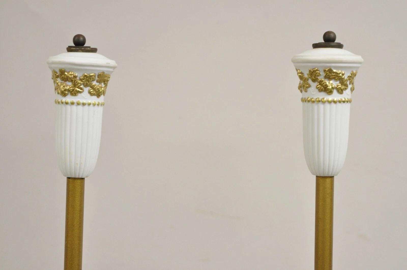 Italienische neoklassische Wedgwood Weißgold-Porzellan-Urne Große Tischlampe - ein Paar im Angebot 2