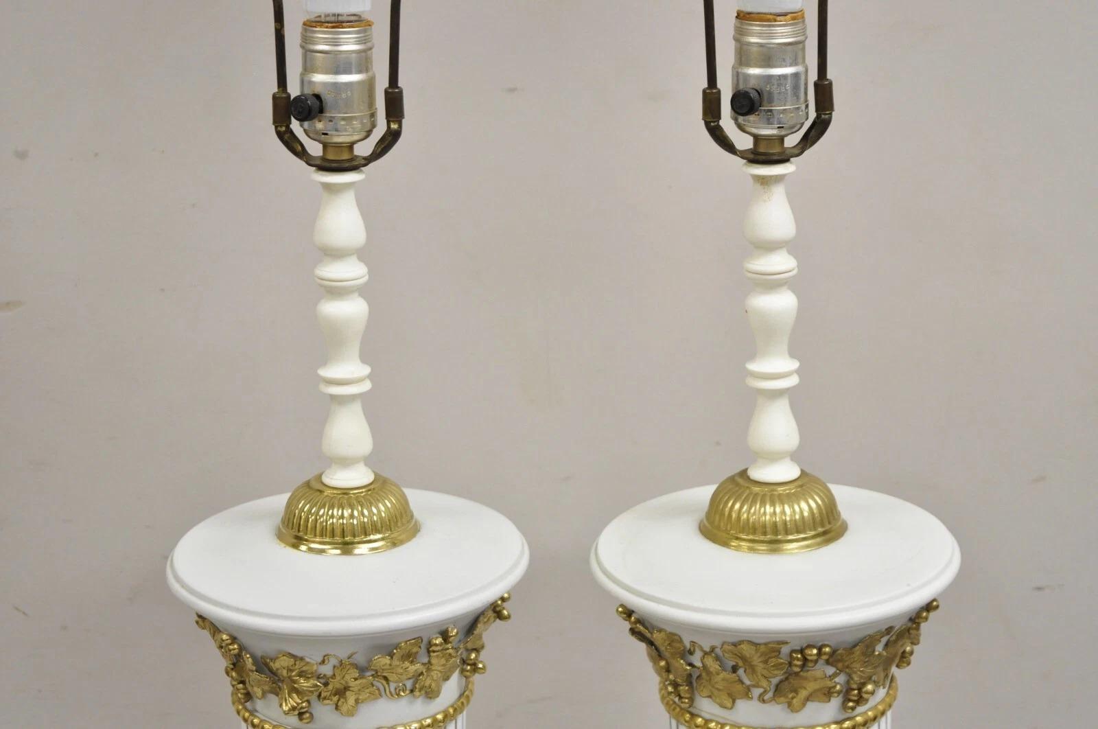 Italienische neoklassische Wedgwood Weißgold-Porzellan-Urne Große Tischlampe - ein Paar im Angebot 3