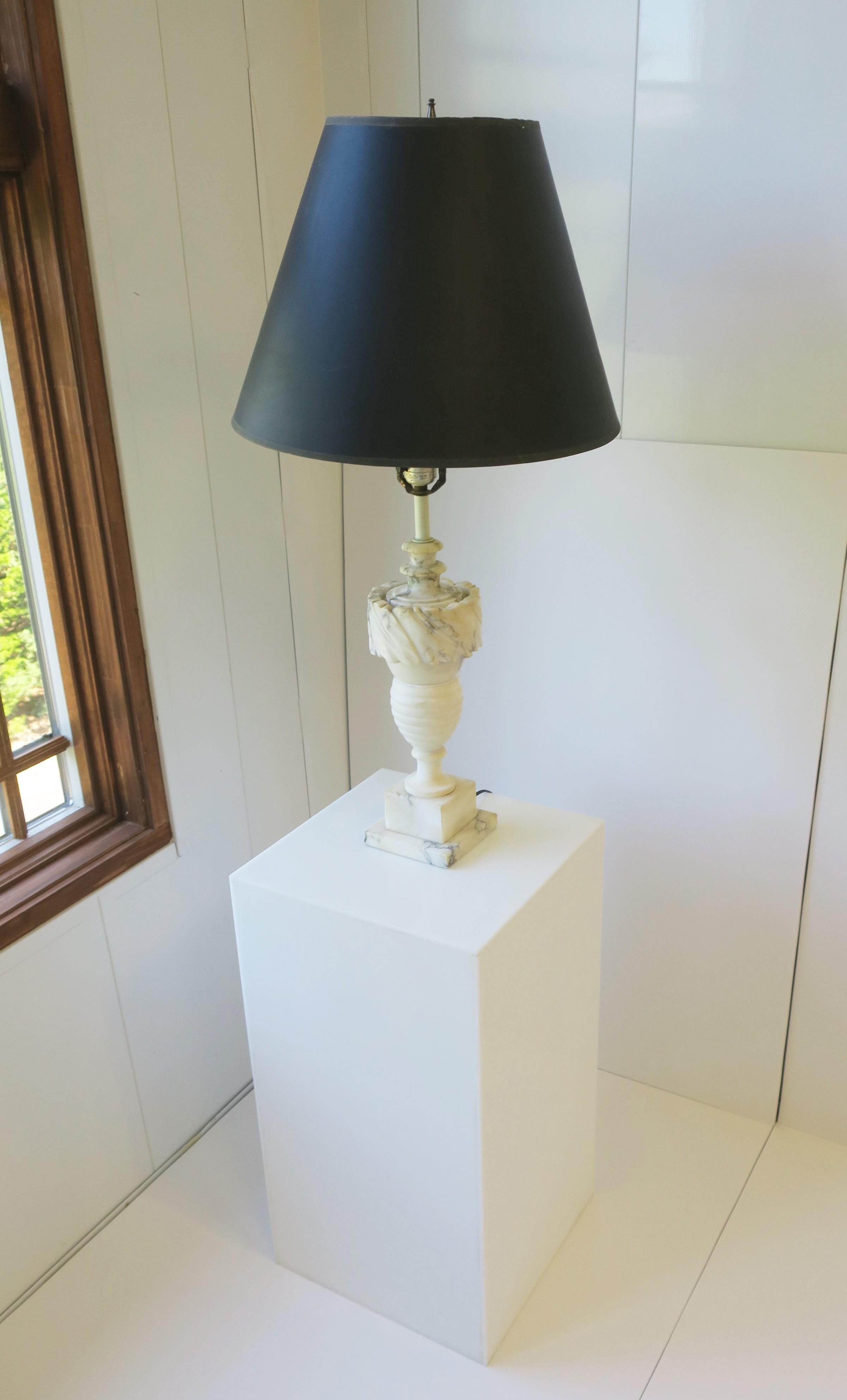 Italian Neoclassical Marble Urn Table or Desk Lamp 3