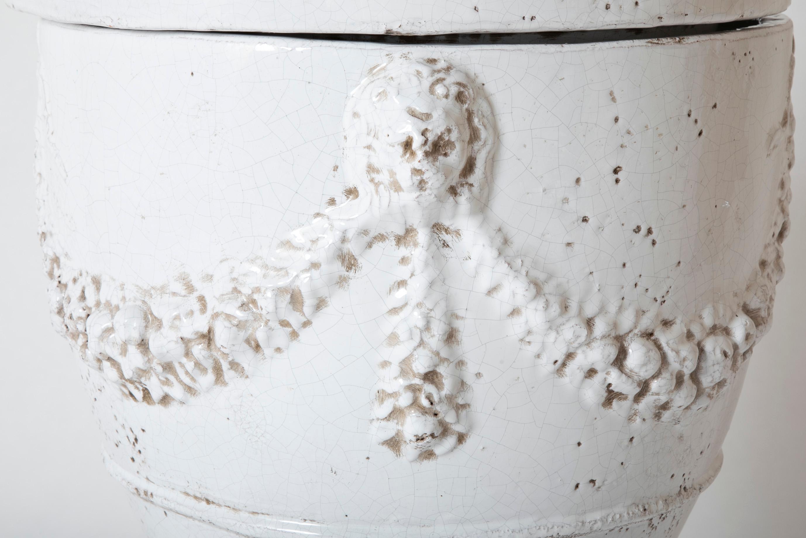 Italienische neoklassische weiß glasierte Keramikurne, großformatig im Angebot 4