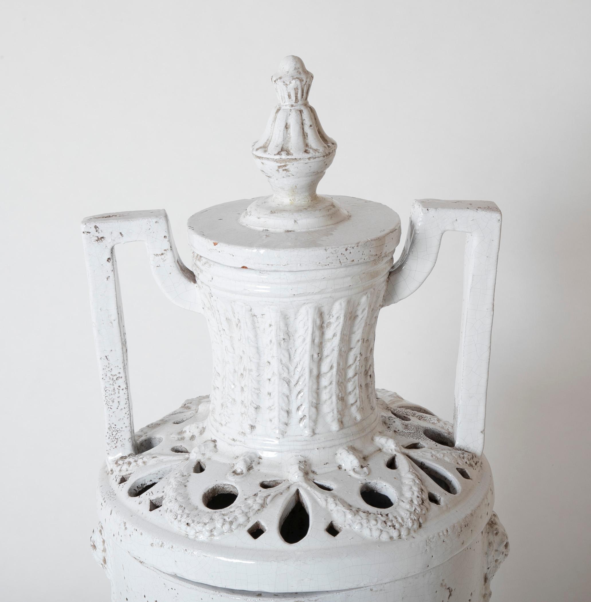 Italienische neoklassische weiß glasierte Keramikurne, großformatig im Angebot 9
