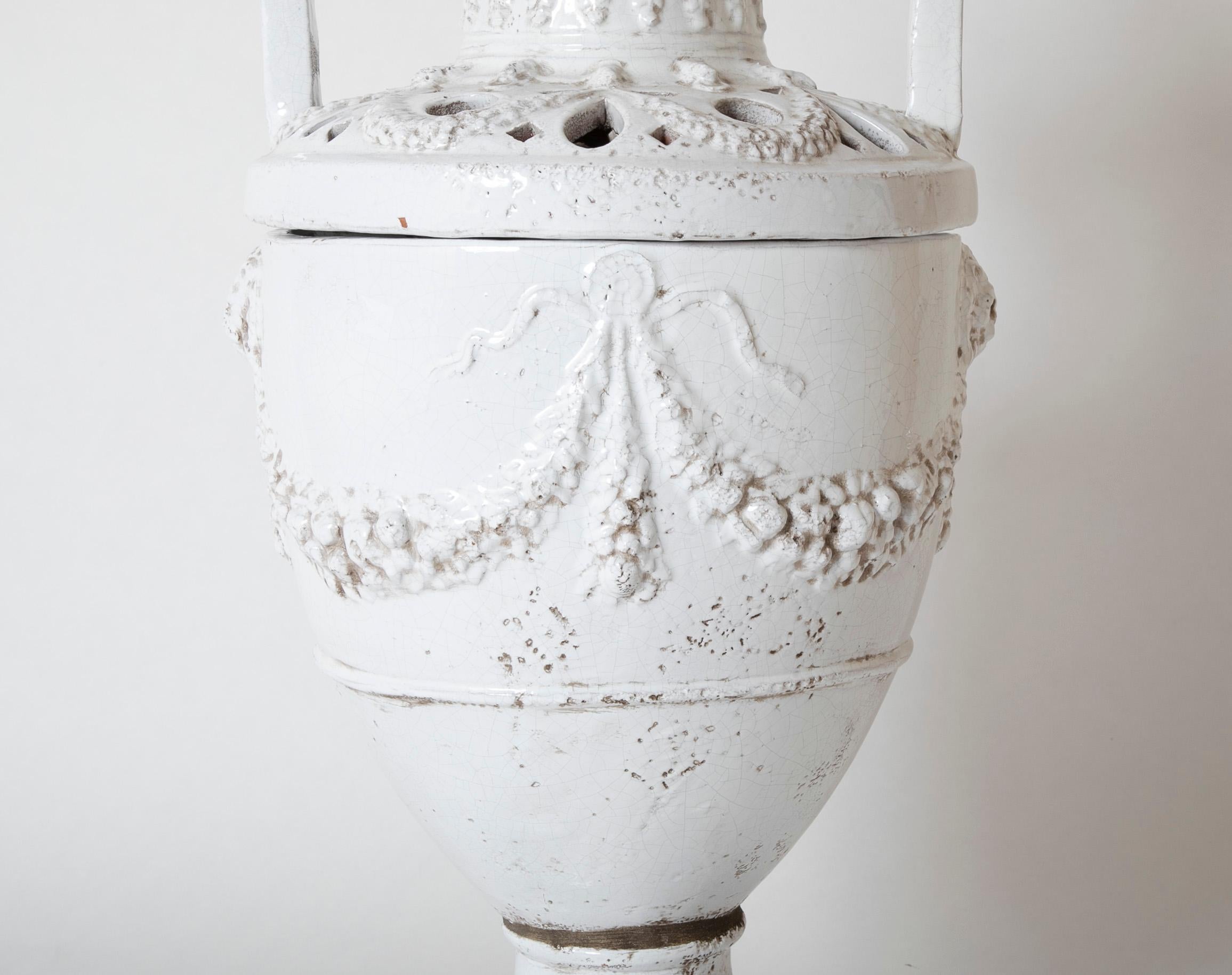 Italienische neoklassische weiß glasierte Keramikurne, großformatig (Neoklassisch) im Angebot