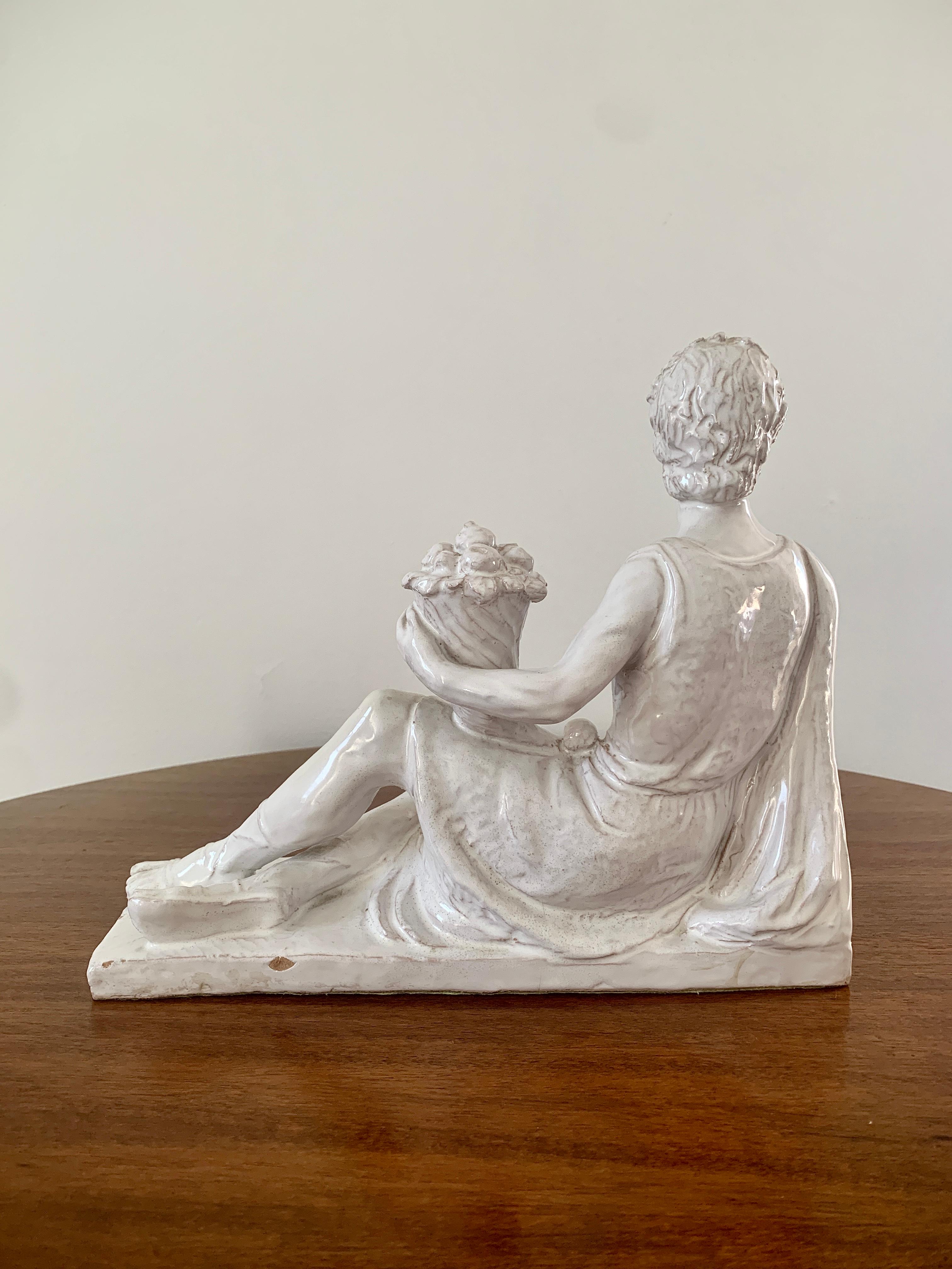 Scultura neoclassica italiana in porcellana bianca con uomo reclinato e cornucopia in vendita 4