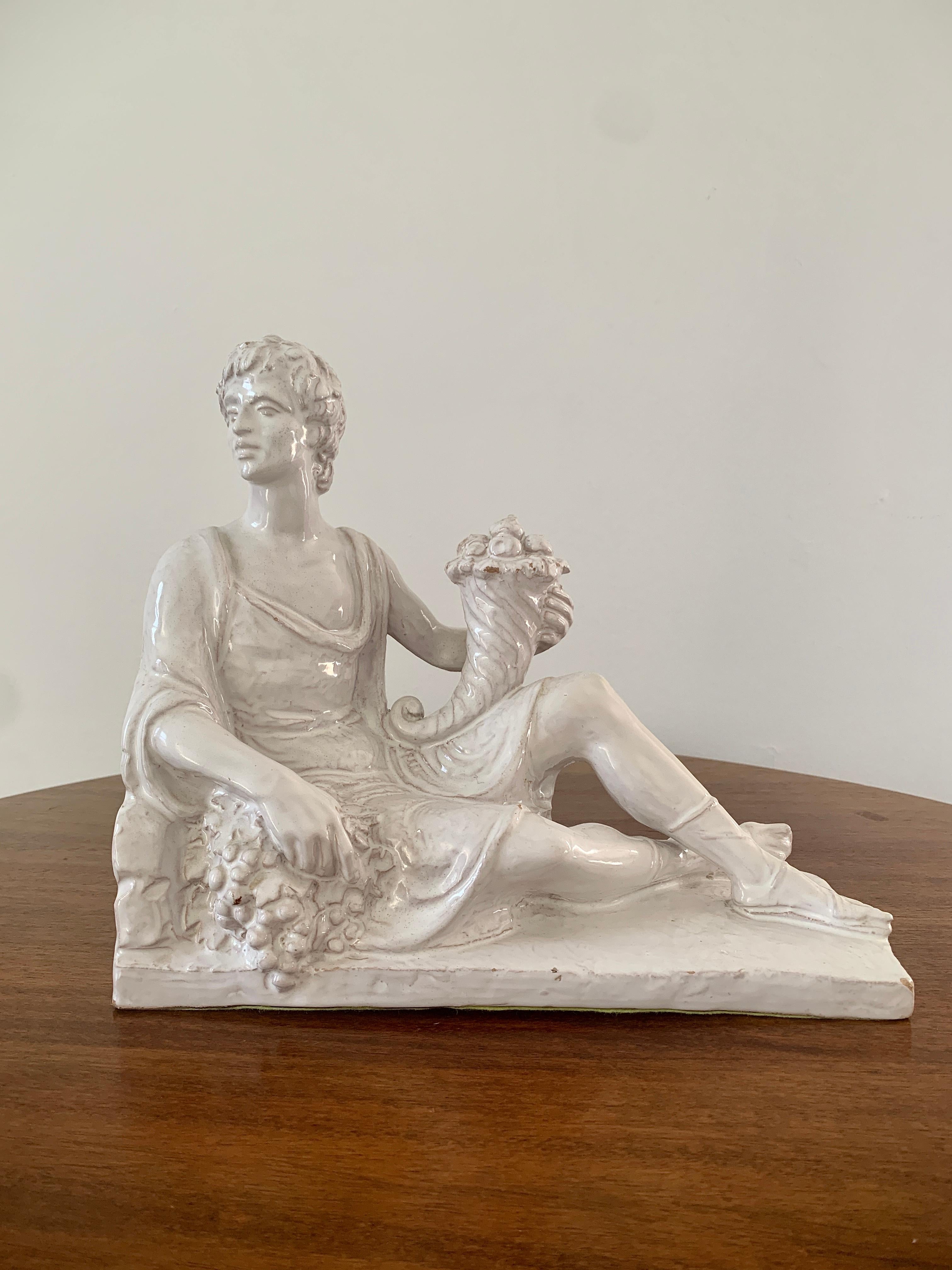 Splendida scultura in porcellana bianca in stile neoclassico raffigurante un uomo sdraiato che regge una cornucopia

Italia, circa anni '60

Misure: 11,25