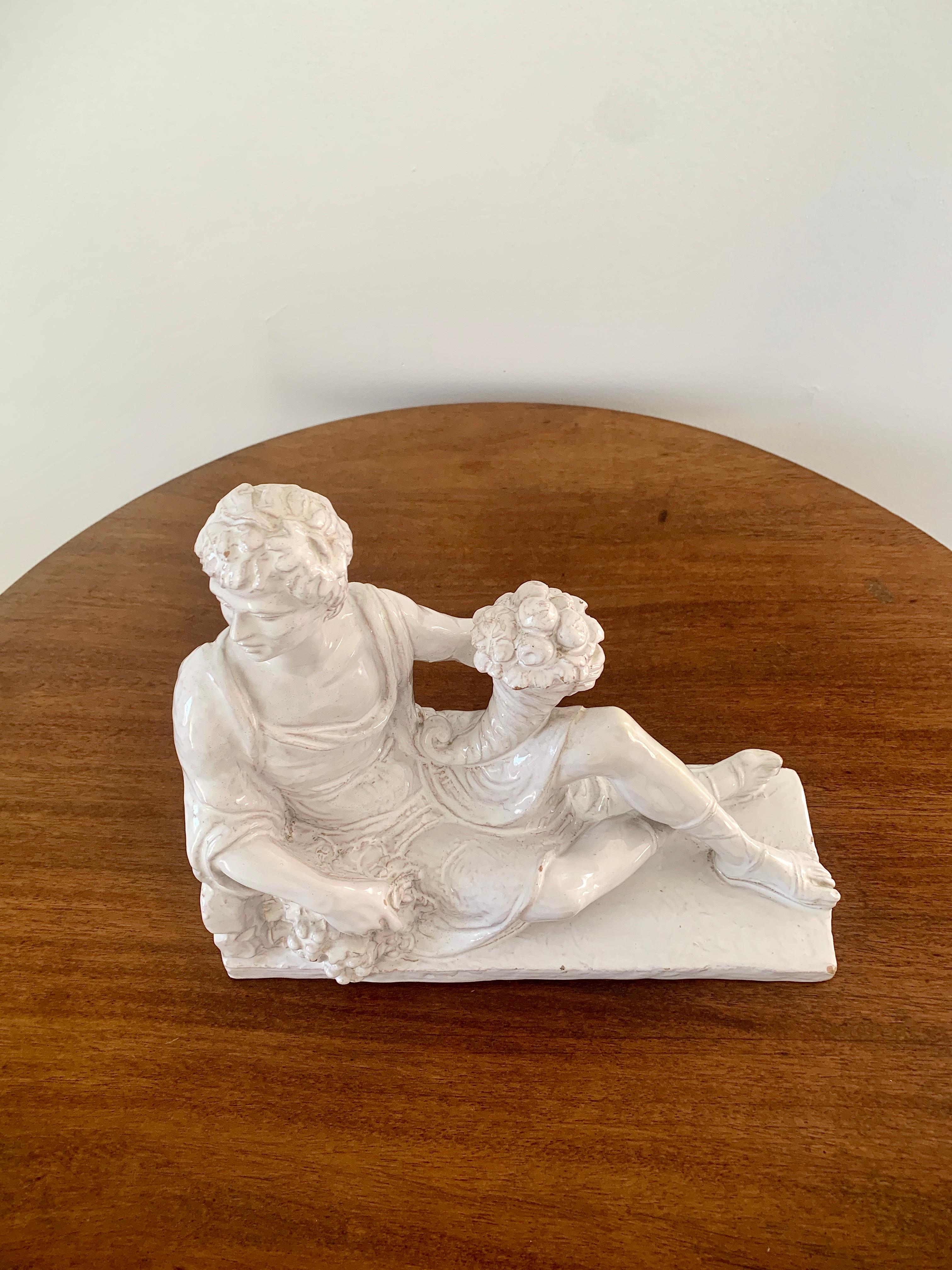 Neoclassico Scultura neoclassica italiana in porcellana bianca con uomo reclinato e cornucopia in vendita