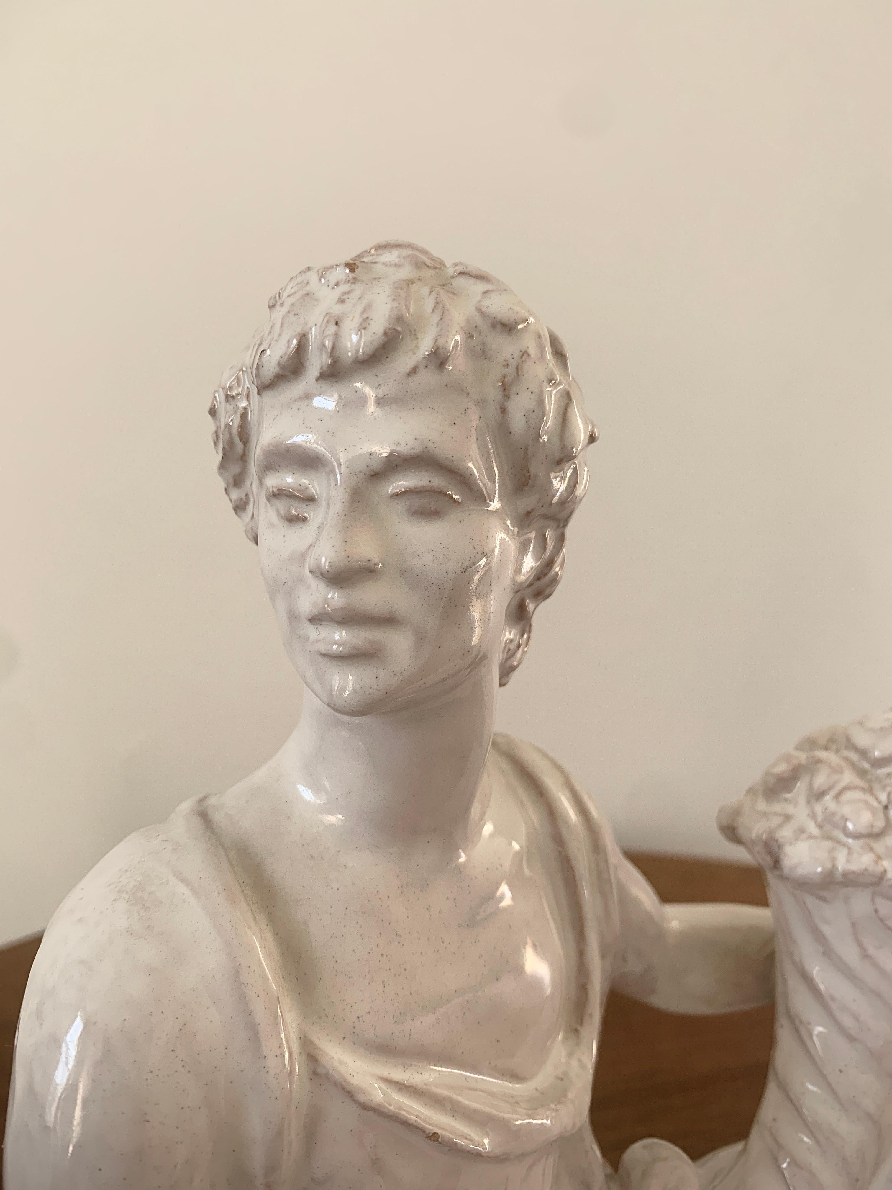 Italiano Scultura neoclassica italiana in porcellana bianca con uomo reclinato e cornucopia in vendita