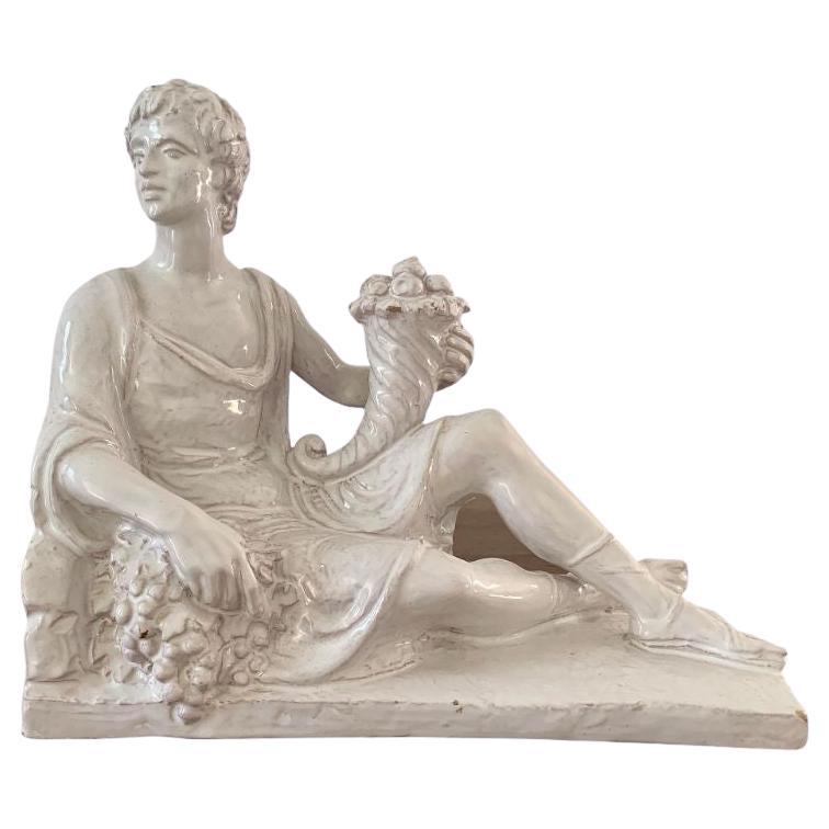 Sculpture italienne néoclassique d'un homme couché en porcelaine blanche avec une corne d'abondance
