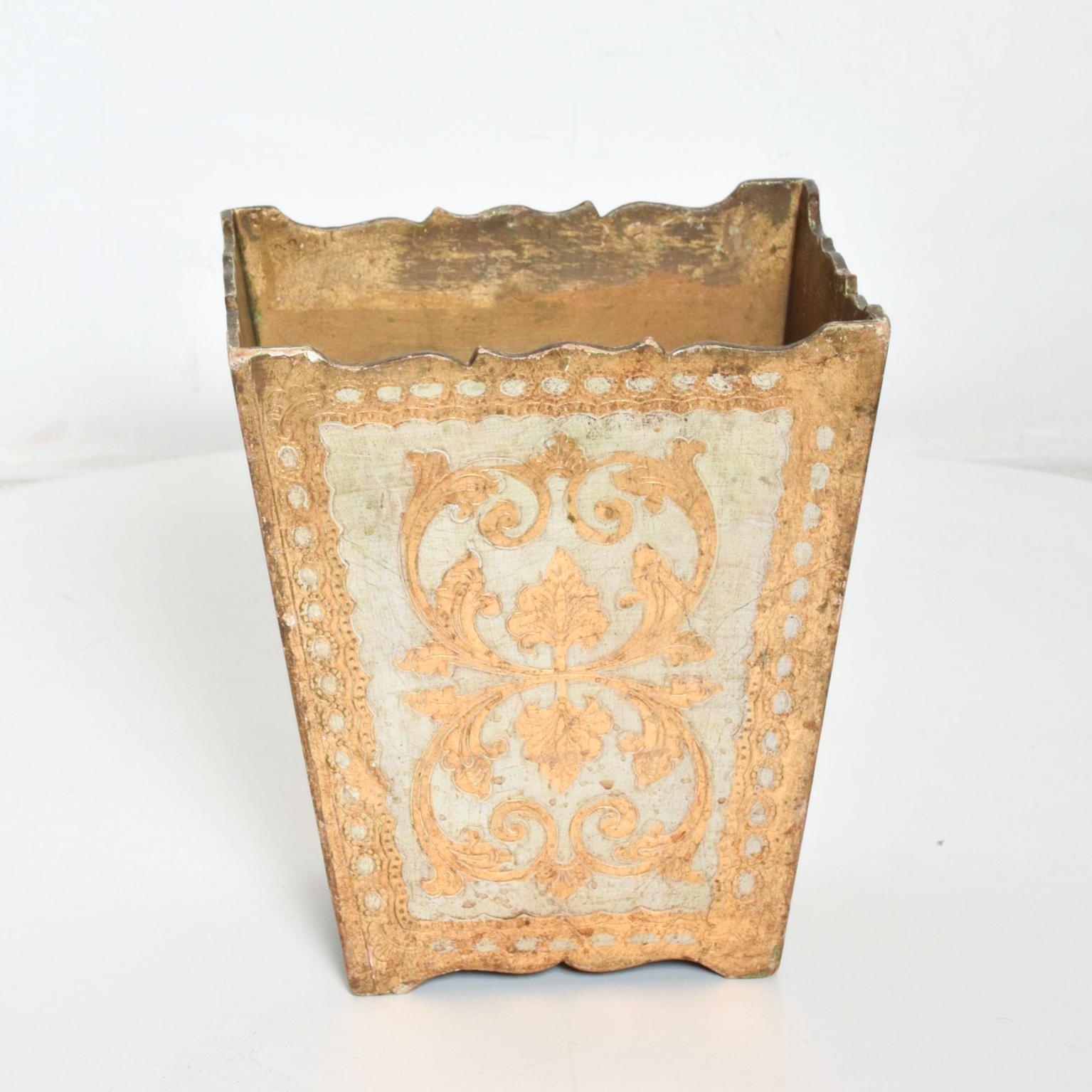 We are pleased to offer for your consideration, a beautiful Italian waste basket made of wood decorated with gilt -gold color and off white paint color. Stamped underneath: made in Italy. Dimensions: 12