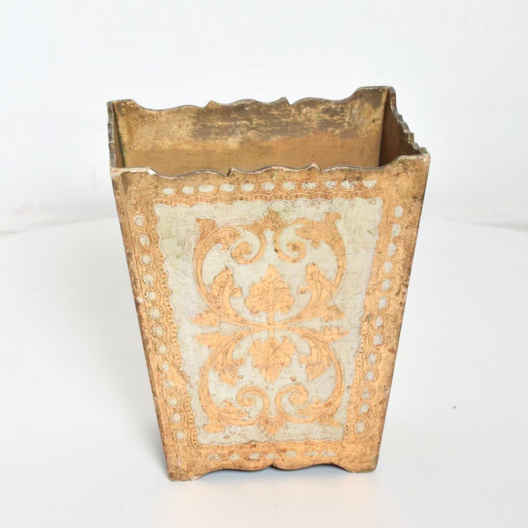 Italian Neoclassical Wood Florentine Gilt Waste Basket For Sale at
