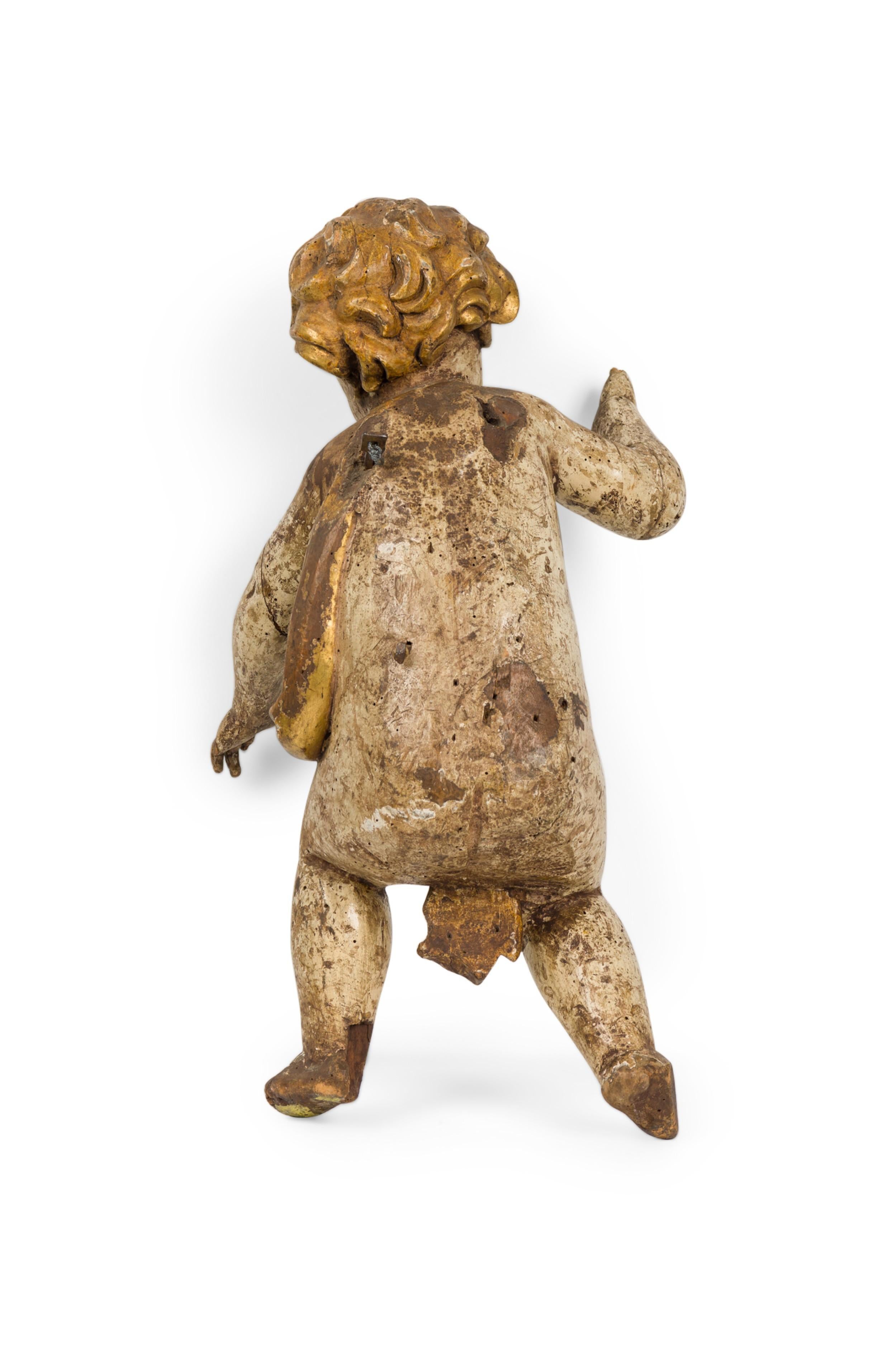Figura italiana neoclásica 9(Siglo XVIII) de madera pintada de un cupido con túnica y cabellera doradas, con un brazo extendido (TAL COMO ESTÁ-faltan algunas tallas de manos y pies)