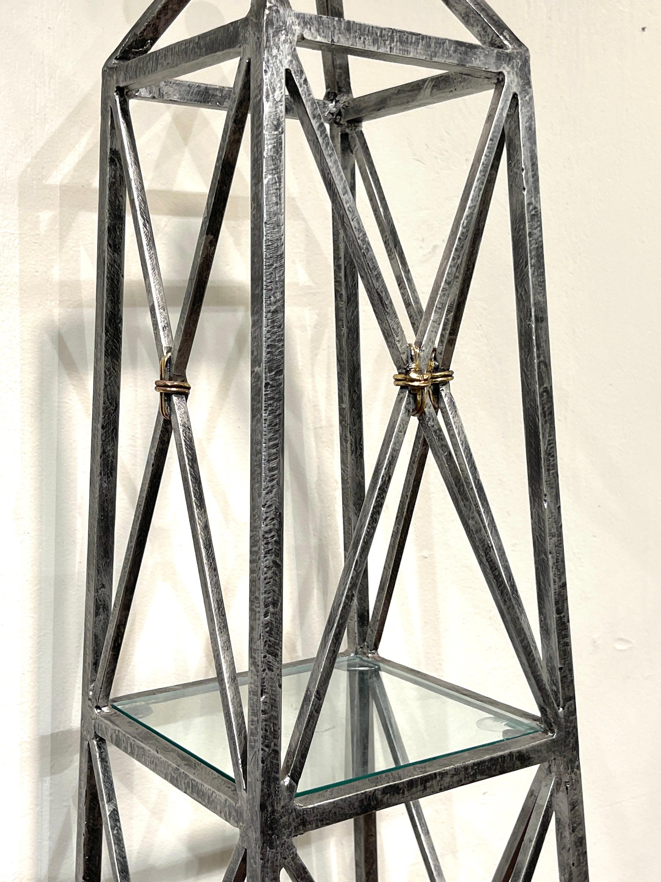 Italienische neoklassizistische schmiedeeiserne und messingfarbene Obelisken-Etagere  im Angebot 4