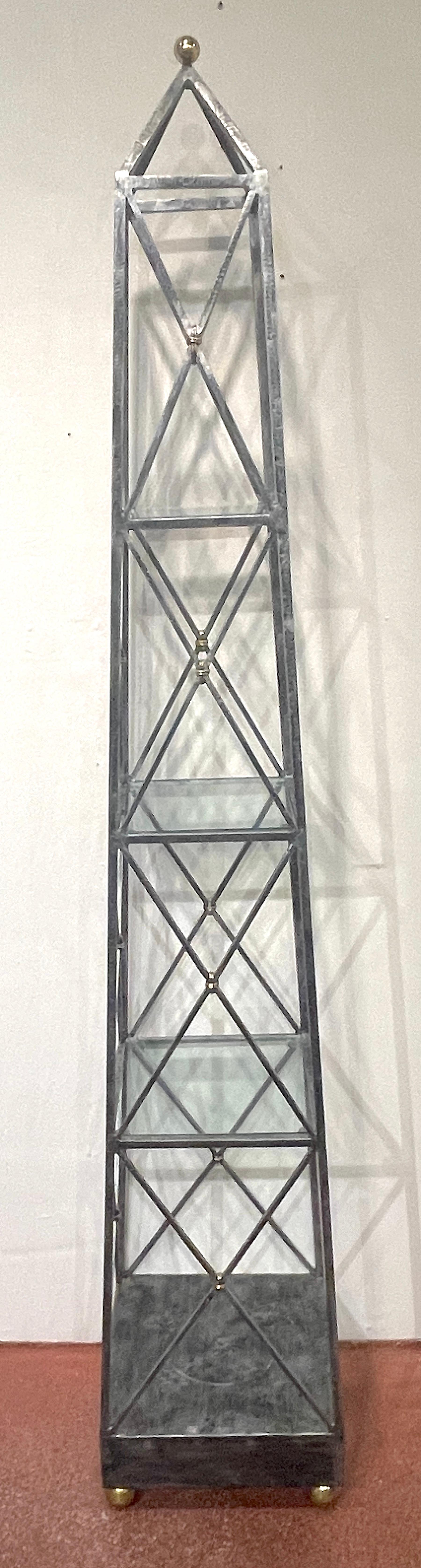 Italienische neoklassizistische schmiedeeiserne und messingfarbene Obelisken-Etagere  (20. Jahrhundert) im Angebot
