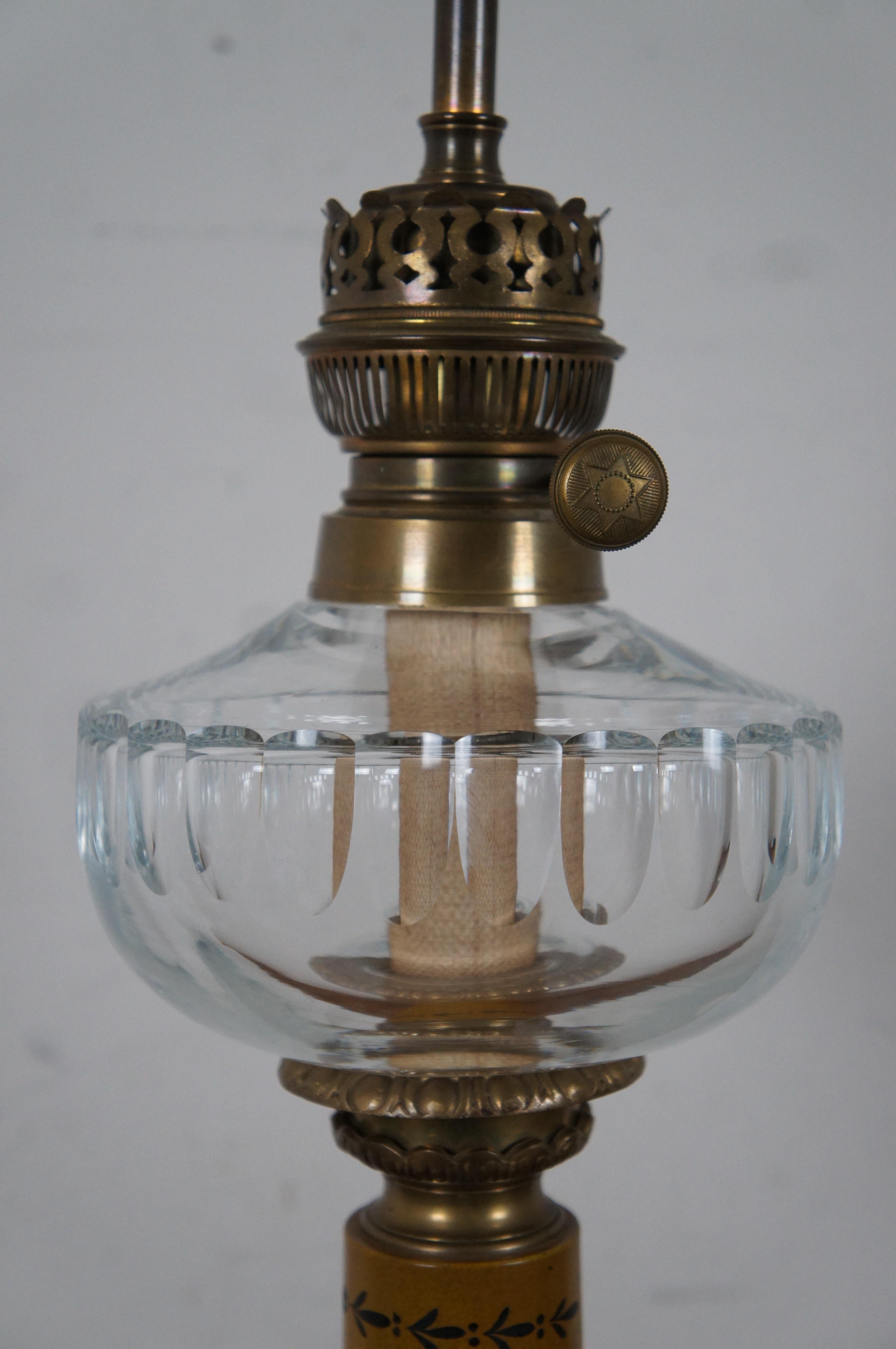 Italienische neoklassizistische gelbe toilefarbene korinthische Säulen-Tischlampe im Stil einer Öllaterne (Metall) im Angebot
