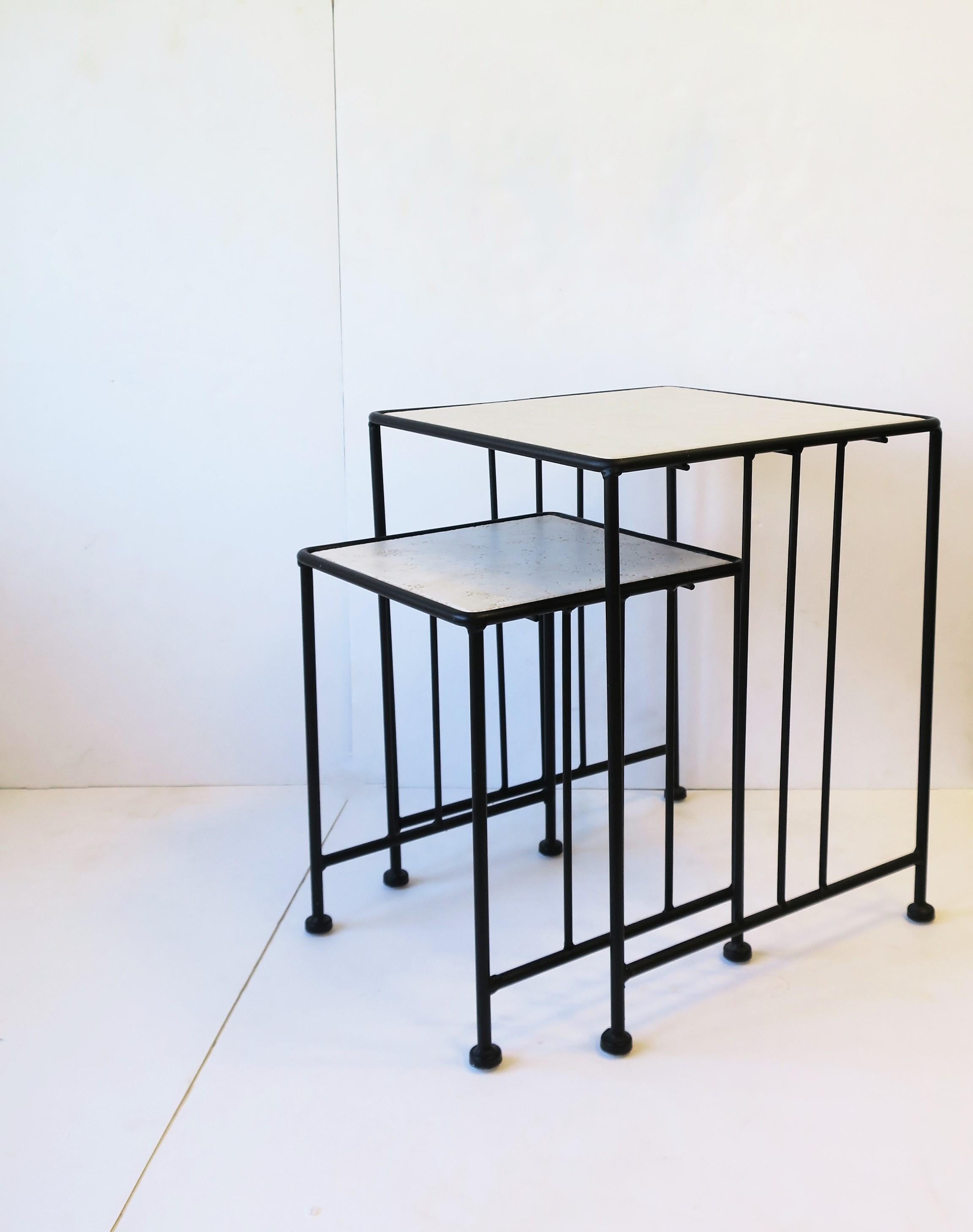 Tables gigognes ou d'extrémité noire italienne de style Bauhaus Art déco Bon état - En vente à New York, NY