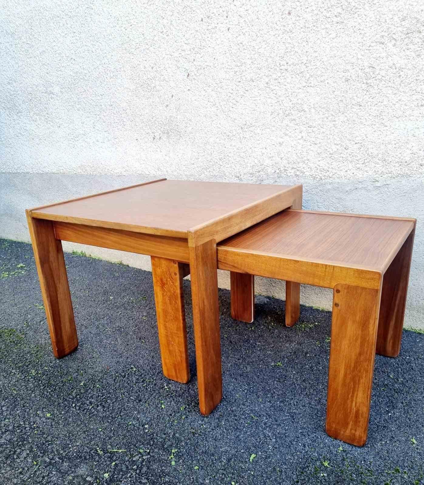 Conjunto de dos mesas de centro extraíbles Modelo 777, diseñadas por Afra y Tobia Scarpa para Cassina en 1965.
Hecho de nogal.
Son dos mesas de centro de distintos tamaños, cada una diseñada para anidar dentro de la otra. Las mesas presentan dos