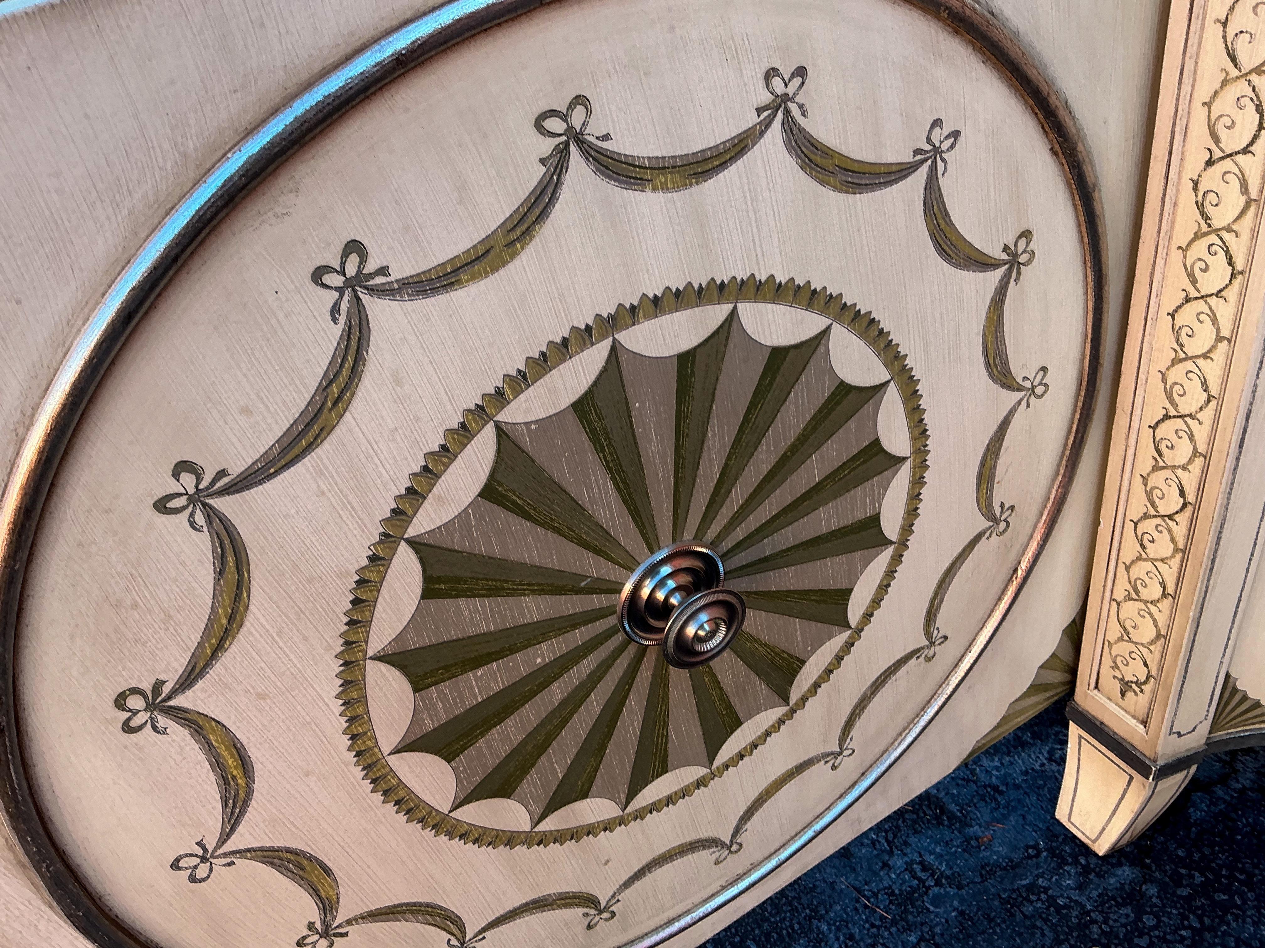 Italienische Zeitungen im klassischen Stil, handbemalt, Top-Schrank / Anrichte im Angebot 4