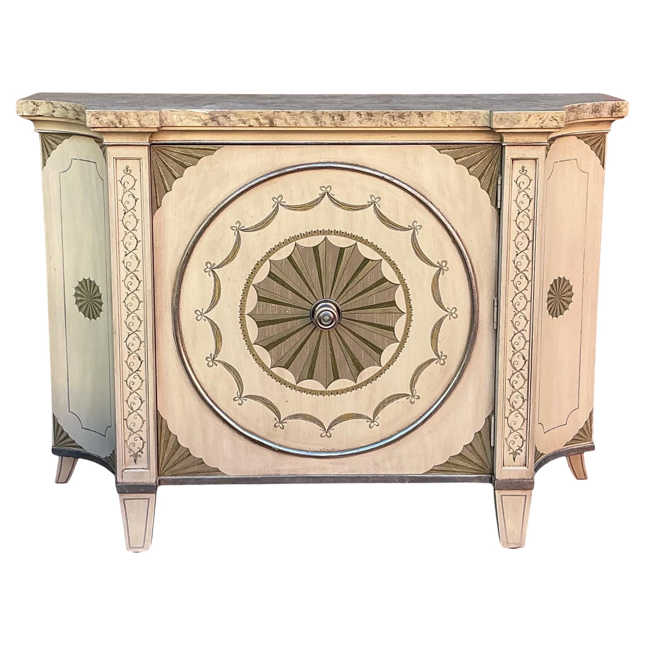 Dies ist ein handbemalter italienischer Schrank im neoklassizistischen Stil mit einer Platte aus Kunstmarmor. Außerdem verfügt es über einen erröteten Farbton  echte Marmorplatte. Der Schrank öffnet sich zu einem einzigen Regal. Die neutralen Töne