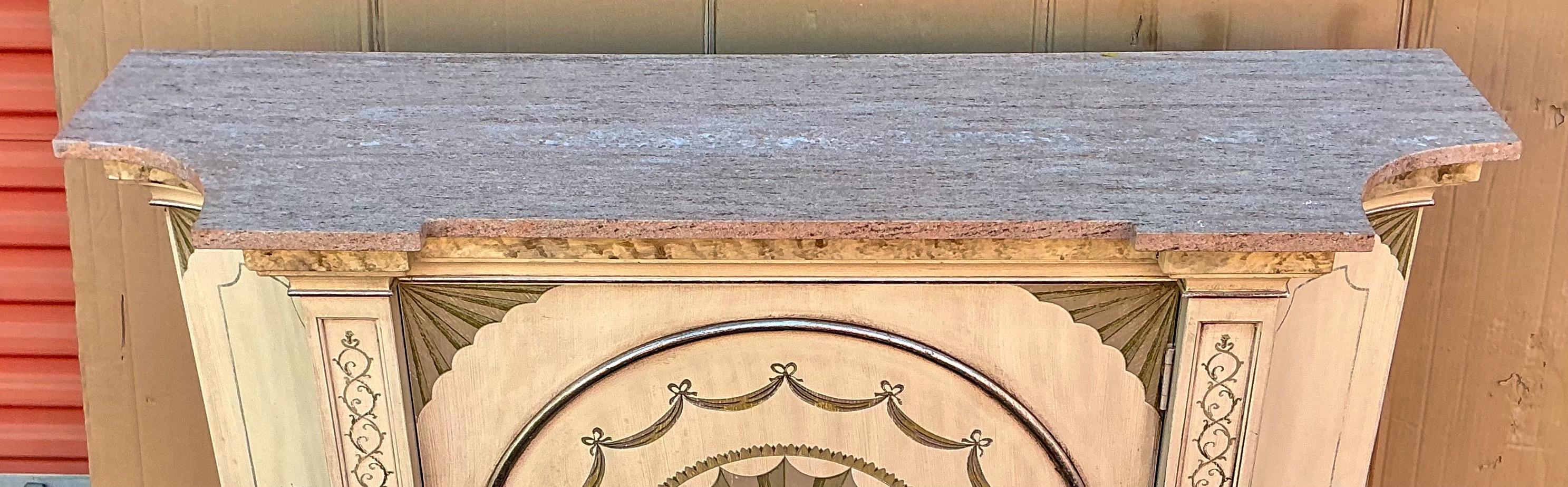Italienische Zeitungen im klassischen Stil, handbemalt, Top-Schrank / Anrichte im Angebot 1