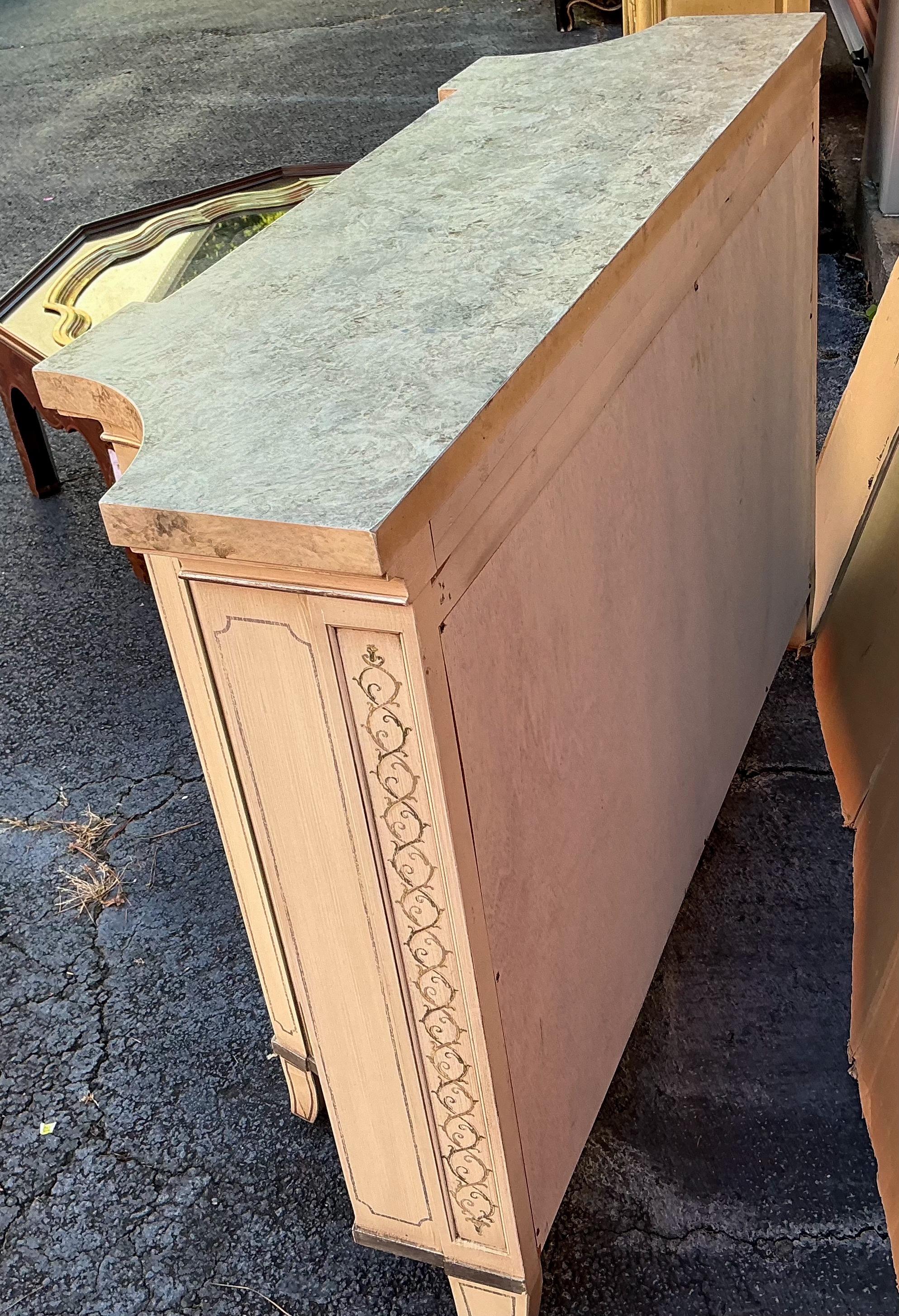 Italienische Zeitungen im klassischen Stil, handbemalt, Top-Schrank / Anrichte im Angebot 3