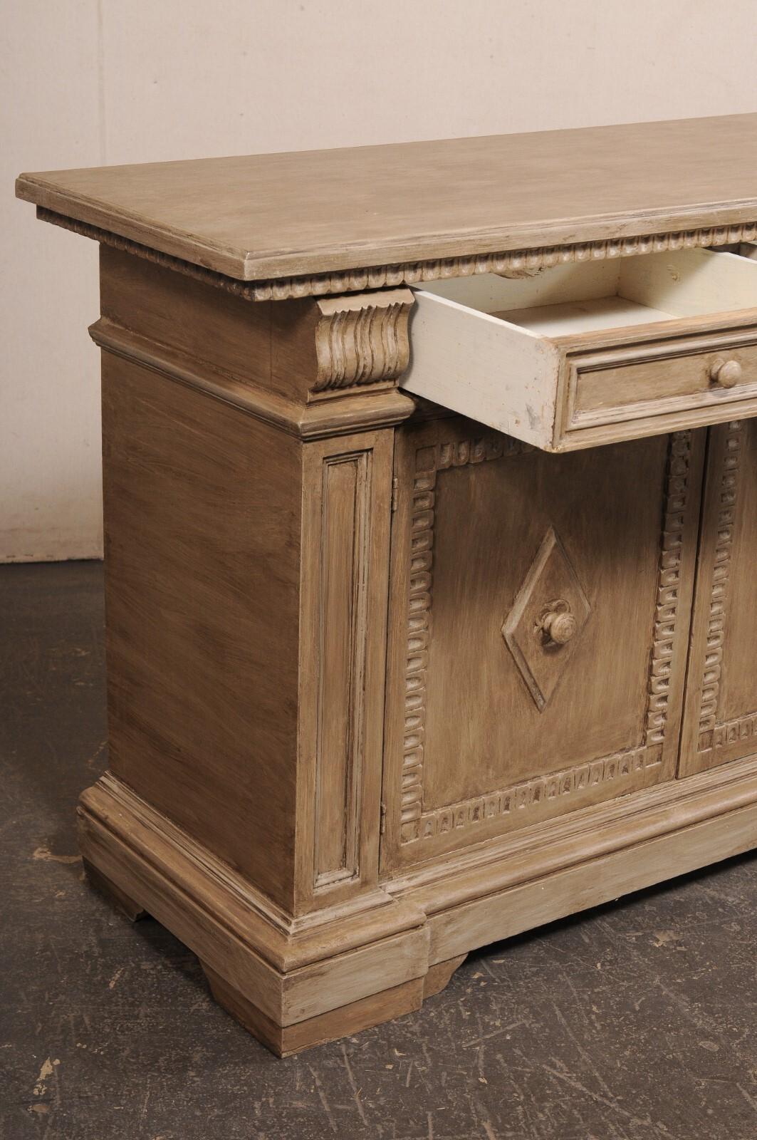Credenza italiana in legno ben dettagliata con cassetti estraibili (lunghezza 5 piedi) In condizioni buone in vendita a Atlanta, GA