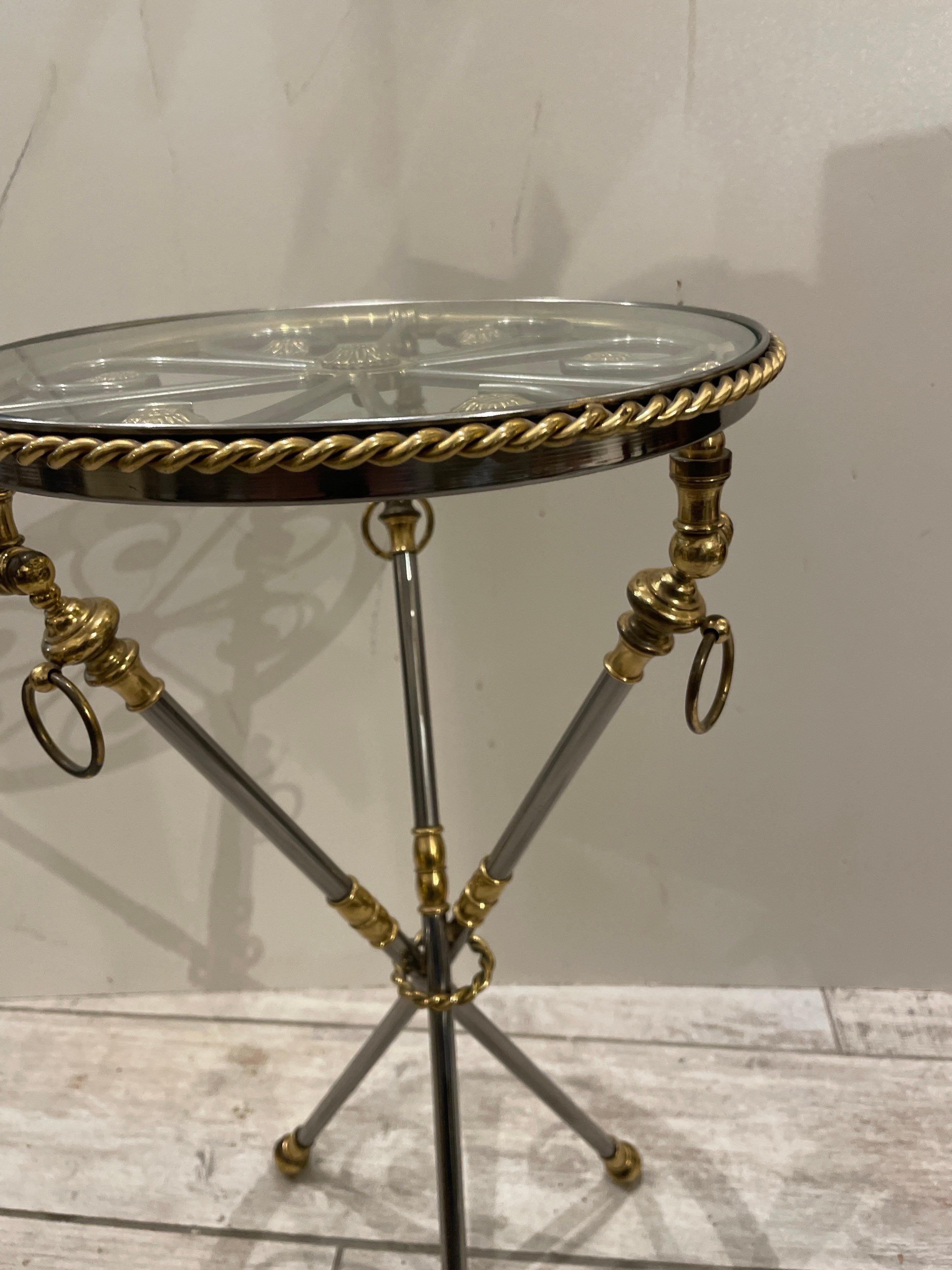 Dolce treppiede in nichel e ottone Neoclassico Gueridon / Tavolo per bevande con piano in vetro. Design a corda intorno alla parte superiore e sulle gambe. Molta attenzione ai dettagli.