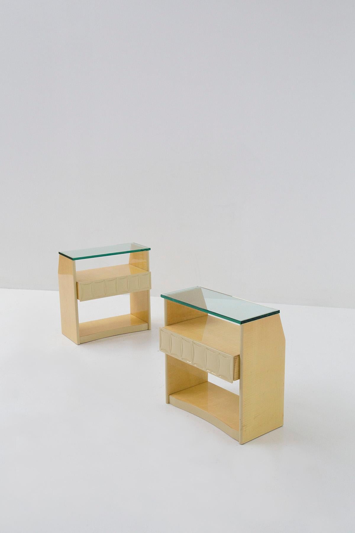 Elegant and refined bedside tables by Giovanni Gariboldi from the 1950s, Italian. The pair of bedside tables was finely crafted in fine Italian workmanship. The bedside tables are made with a beige lacquered wooden frame with elegant grain. We
