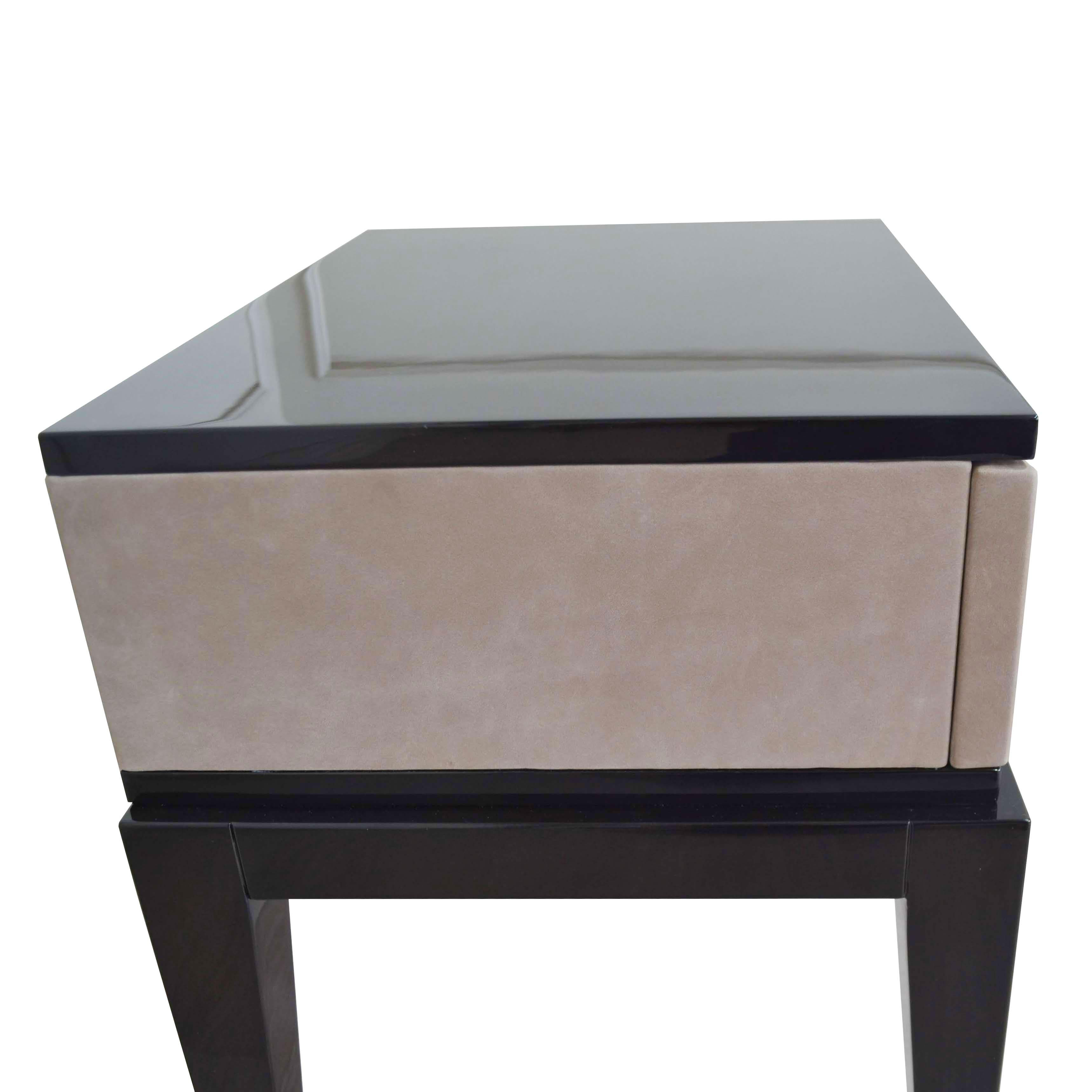 Italian Night Table in Nubuck Upholstered with One Drawer In New Condition For Sale In Concordia Sagittaria, Veneto