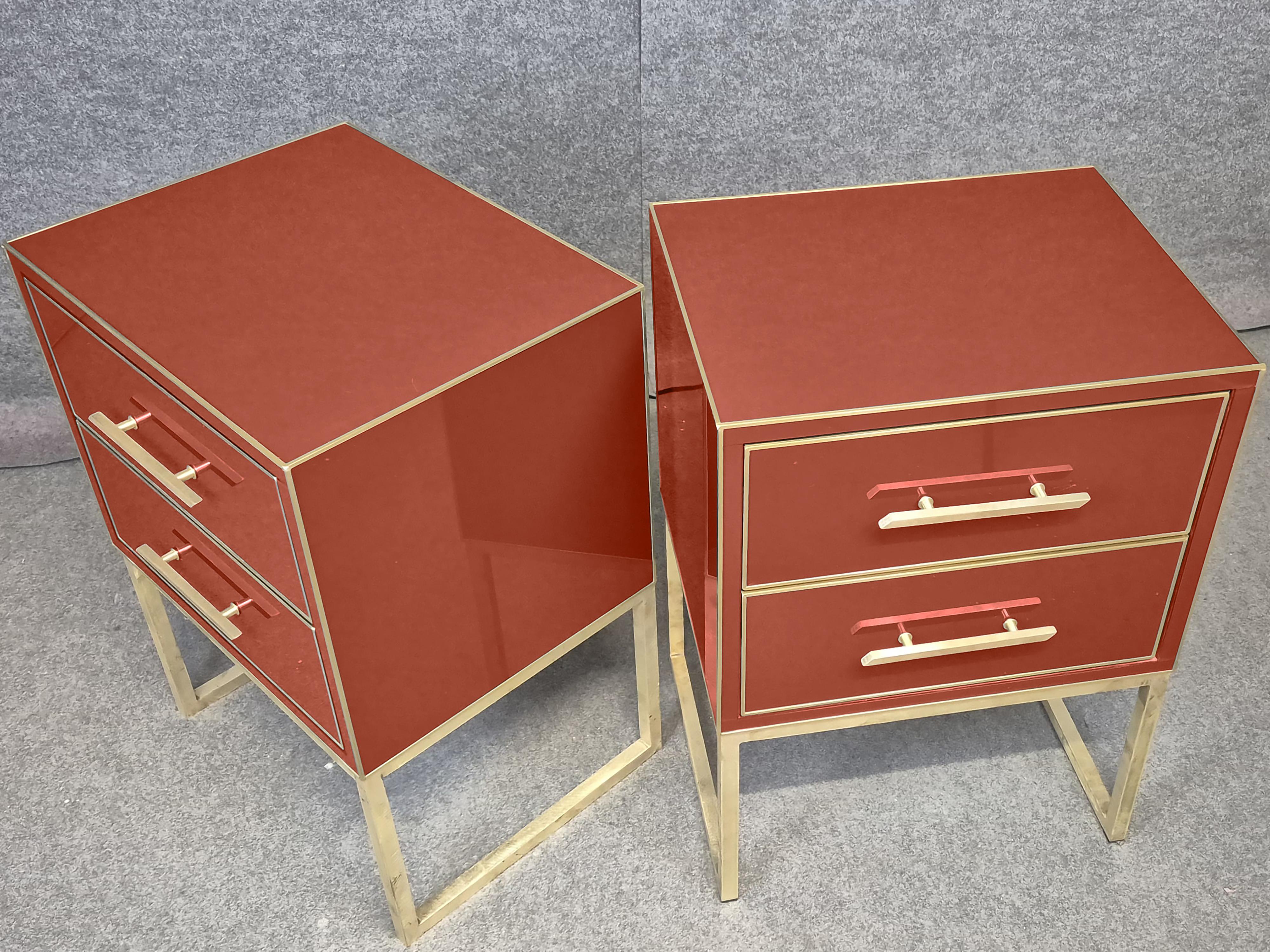 Cette table de chevet italienne exclusive pour la Semaine de la mode de Milan présente un luxueux verre de Murano en terre cuite, du bois massif et des arêtes en laiton, incarnant un style moderne raffiné du milieu du siècle. 

Méticuleusement