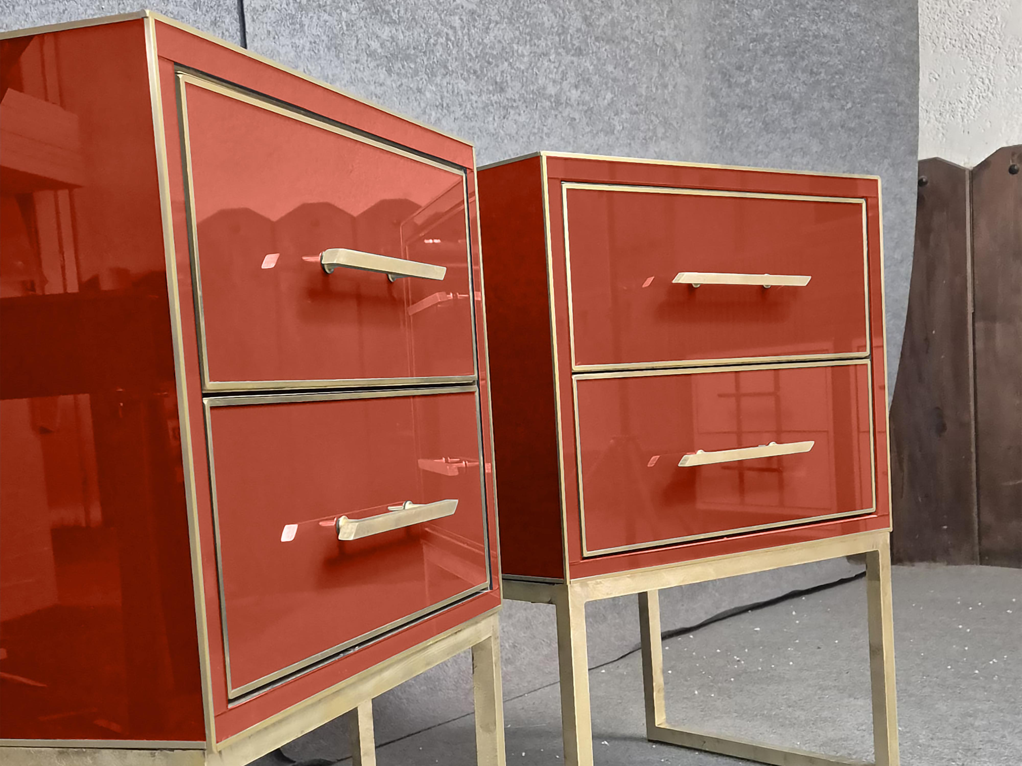 Moderne Table de nuit italienne en terre cuite, verre, bois et laiton - Exclusivité Semaine de la mode de Milan en vente