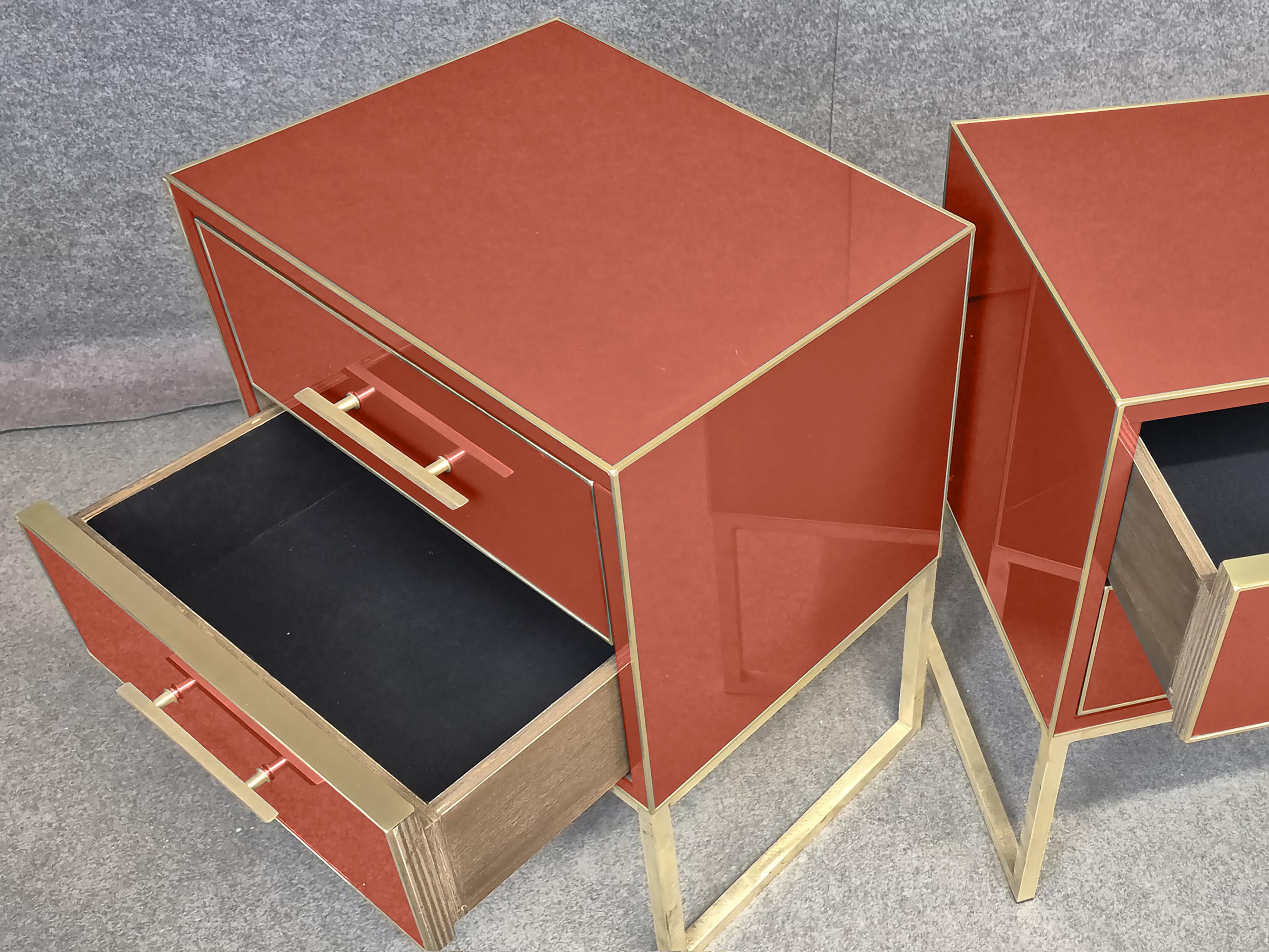 Italian Table de nuit italienne en terre cuite, verre, bois et laiton - Exclusivité Semaine de la mode de Milan en vente