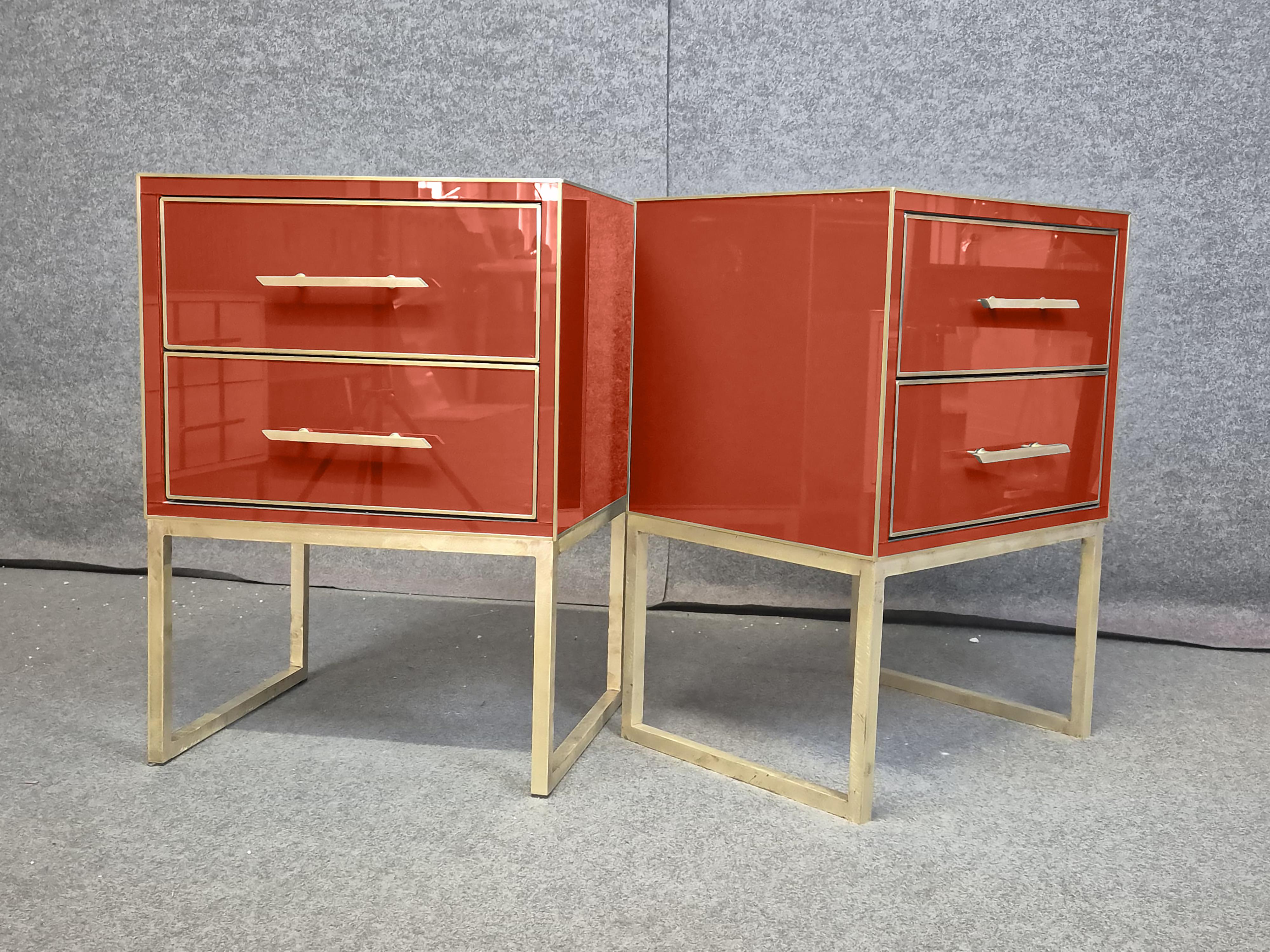 Biseauté Table de nuit italienne en terre cuite, verre, bois et laiton - Exclusivité Semaine de la mode de Milan en vente
