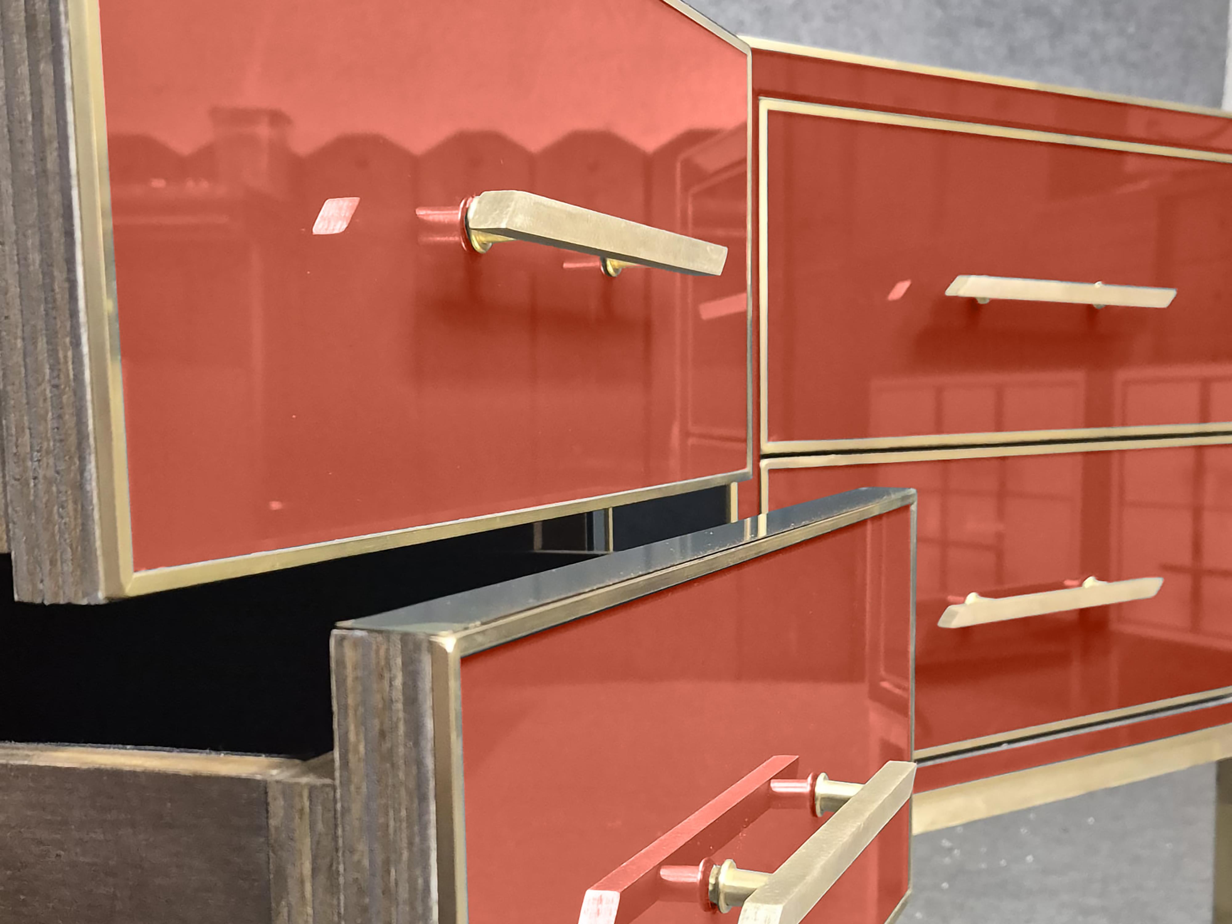 Table de nuit italienne en terre cuite, verre, bois et laiton - Exclusivité Semaine de la mode de Milan Neuf - En vente à Guazzora, IT