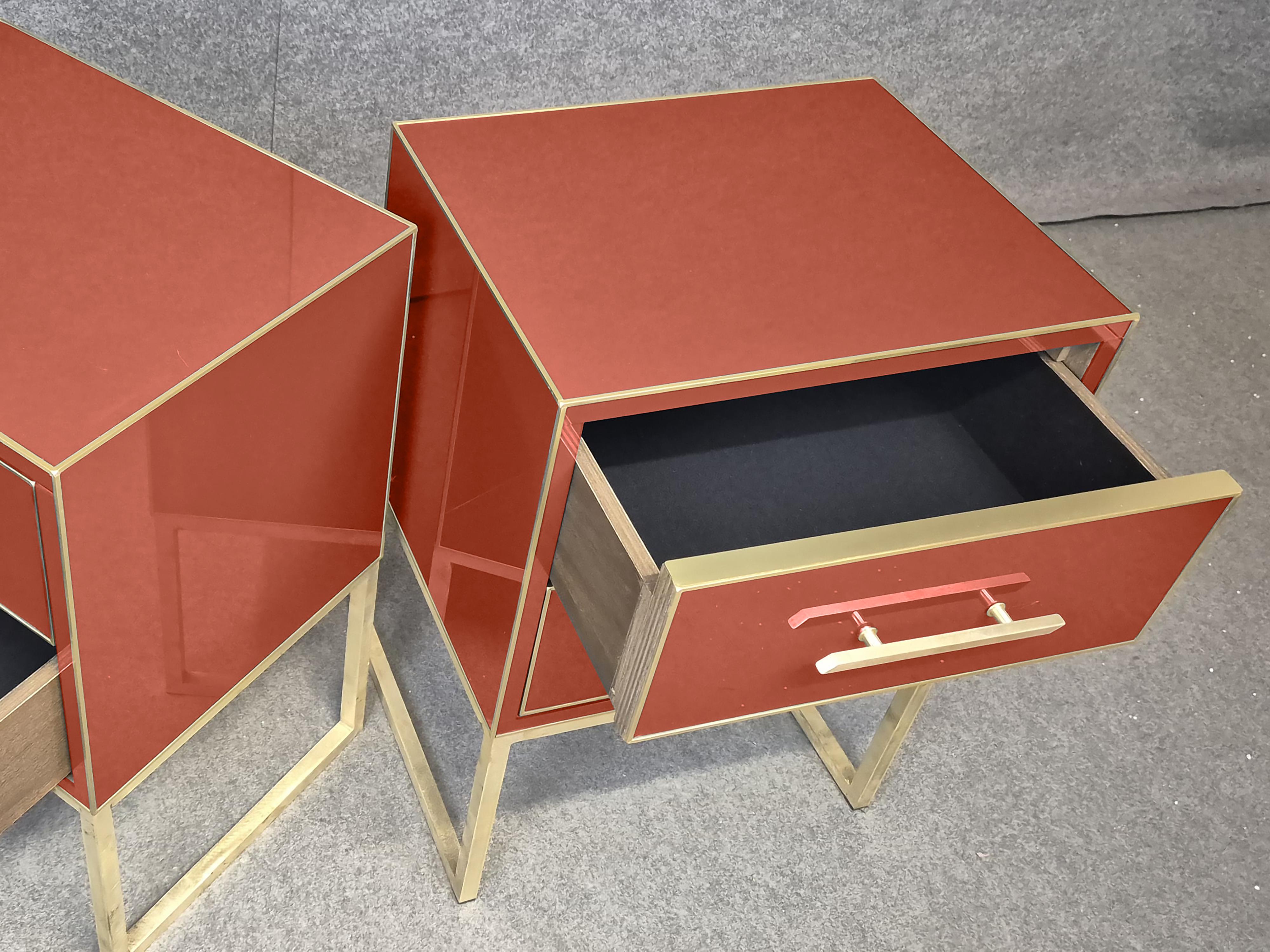 Contemporain Table de nuit italienne en terre cuite, verre, bois et laiton - Exclusivité Semaine de la mode de Milan en vente