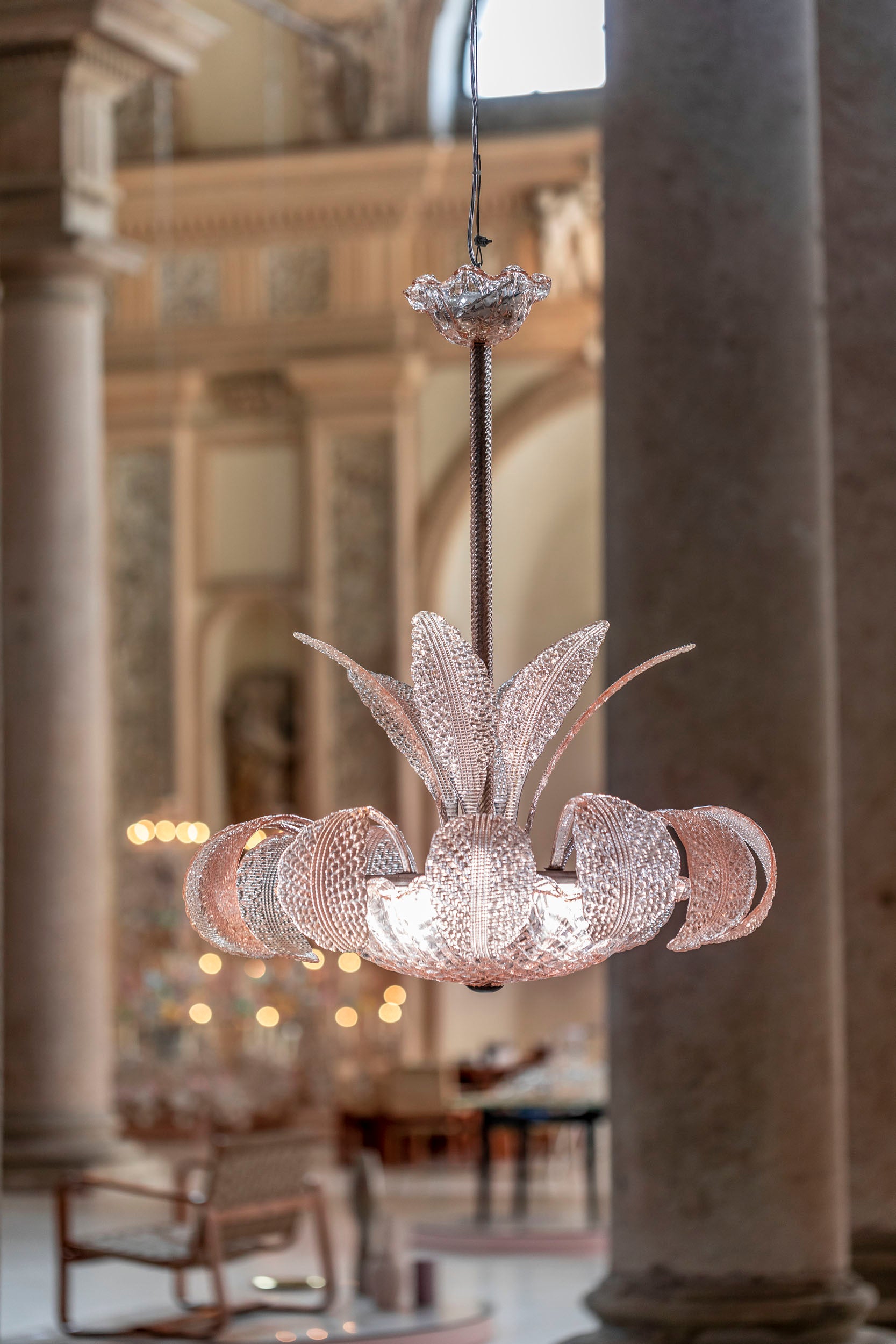 Rare and elegant Italian Ninfea chandelier in Murano glass by Ercole Barovier.
This italian hand blown glass chandelier presents fifteen large glass leaf and a center glass dish, the item is made in texture glass in the tone of light pink. 
Italy