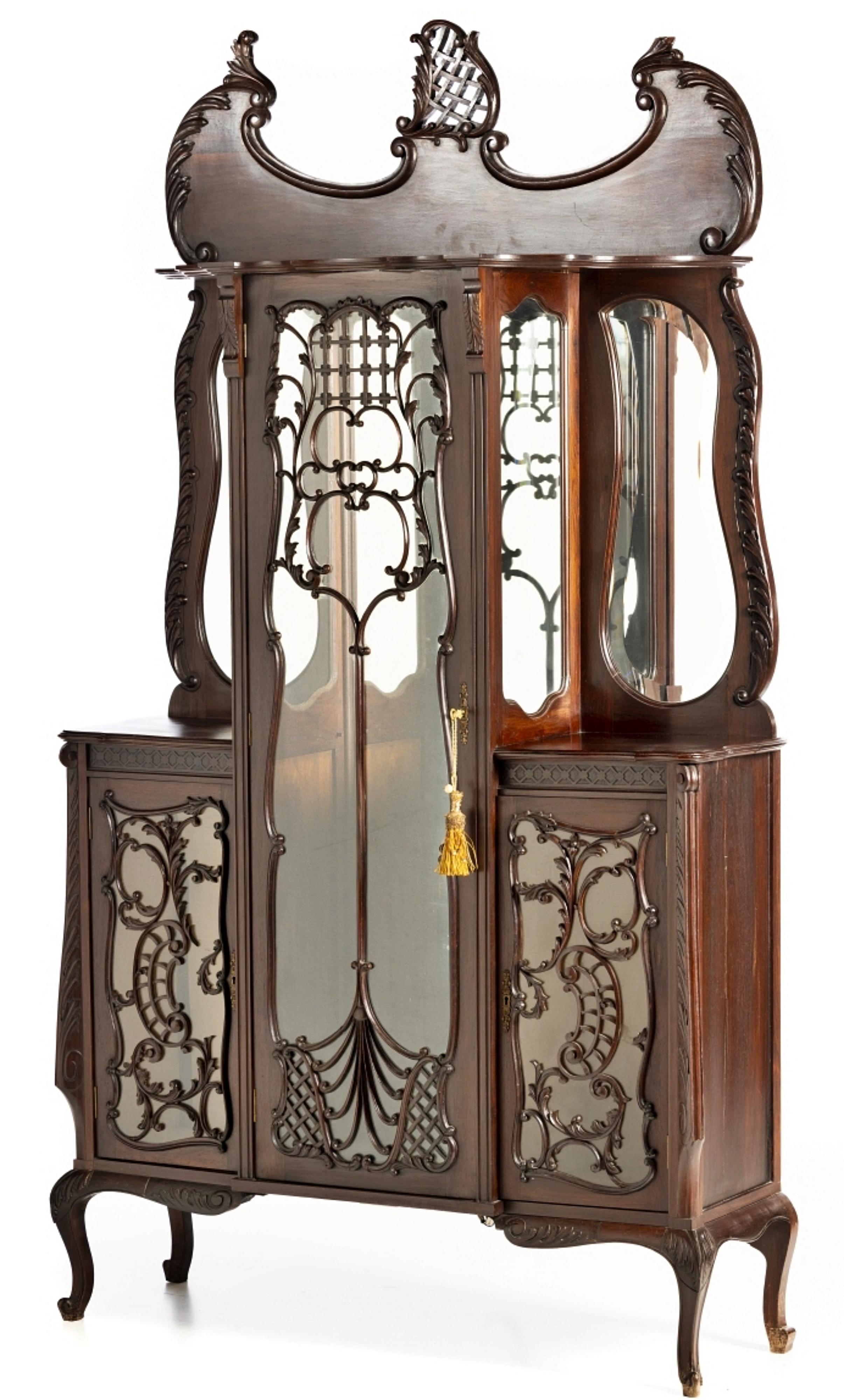 ITALIENISCHE MÖBEL IM JUGENDSTIL

Ende des 19. Jahrhunderts,

Palisanderholz mit Schnitzereien, beschnittene Oberfläche. Drei Glastüren und Glasseiten mit zwei Spiegeln. Abmessungen: 210 x 116 x 36 cm
Guter Zustand