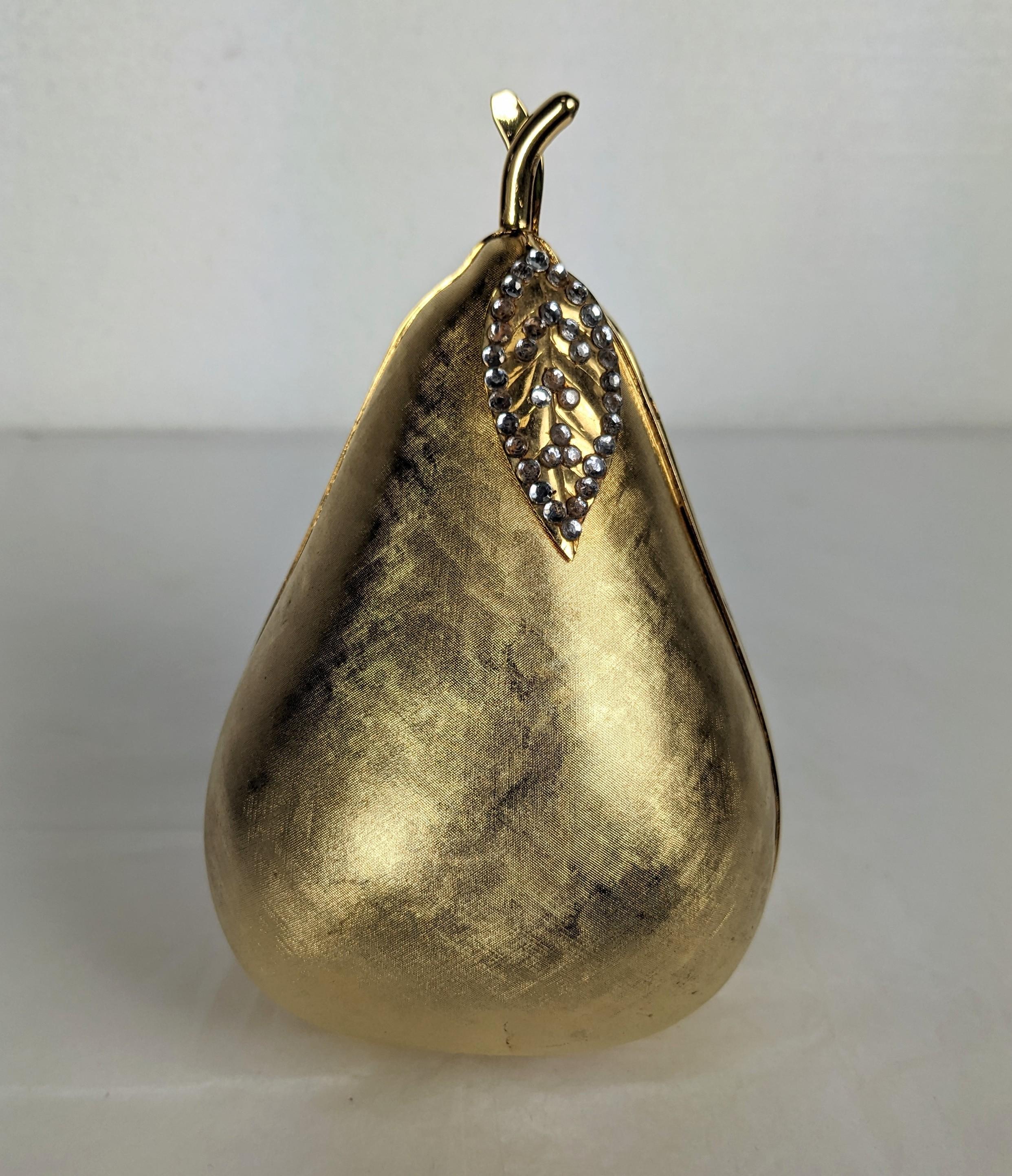 Porte-monnaie poire italien en laiton texturé doré avec feuille de cristal pavée, datant des années 1980. La chaîne peut être cachée à l'intérieur pour être transportée comme un fruit seul. Doublure en velours. Italie, 1980.