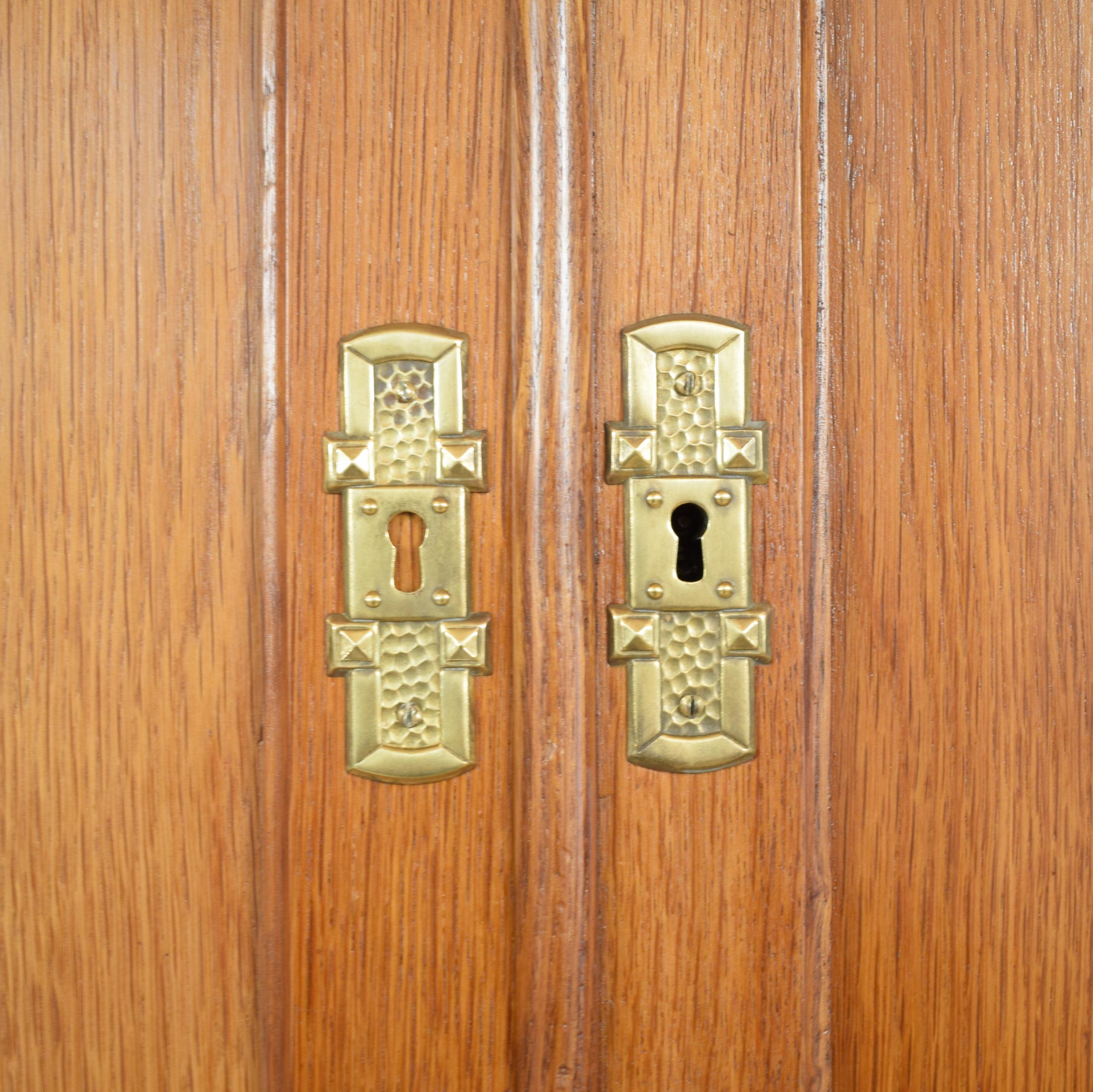 Italienischer Jugendstil-Schrank aus Eiche:: um 1910 (Eichenholz)