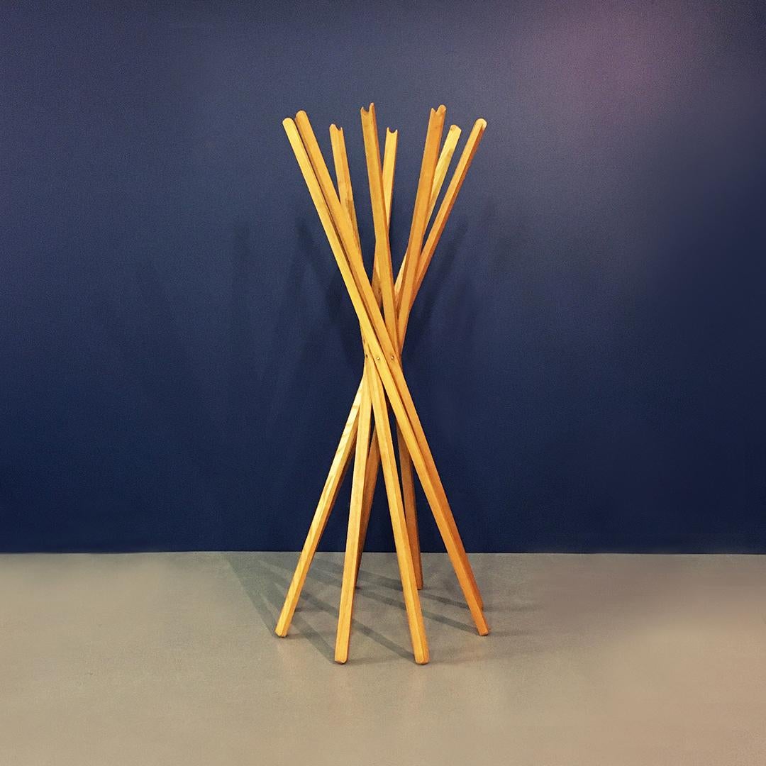 Italian oak coat stand Sciangai by De Pas, D'Urbino, Lomazzi for Zanotta, 1973.
Natural oak frame resealable floor coat stand Sciangai, clearly inspired by the Chinese board game of the same name, consisting of 8 solid oak slats, with curved
