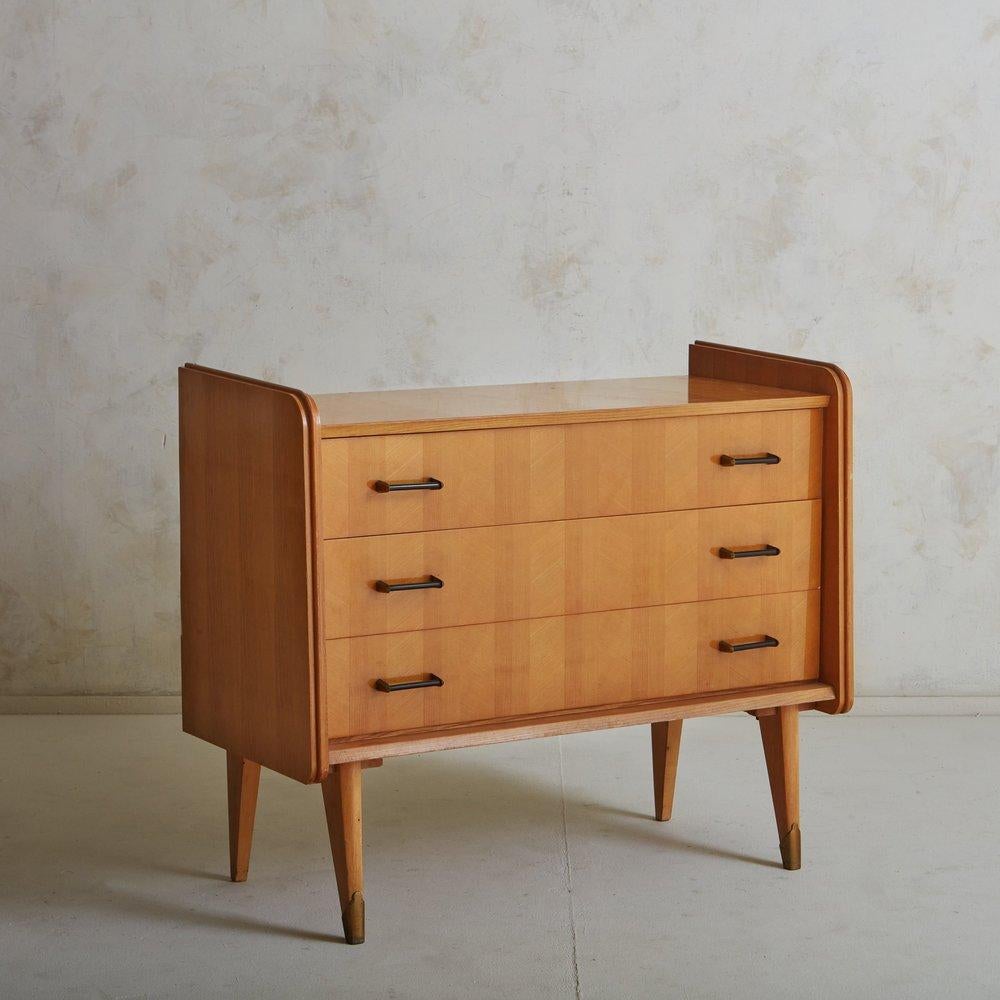 A fantastic specimen of Italian 1950s furniture design. This medium sized chest of drawers features hand laid oak veneer in a vertical pattern, a unique feature which is both subtle to the eye and one of the main reasons this dresser is special to